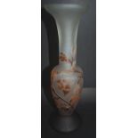 unleserl. signierte Jugendstil-Vase, Zweigdekor, , überfangen und geschnitten, H-28,5 cm