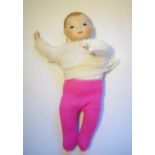 Babypuppe mit Porzellankopf, ungemarkt, H. 29 cm, weicher Körper mit Massehänden, eingesetzte Augen