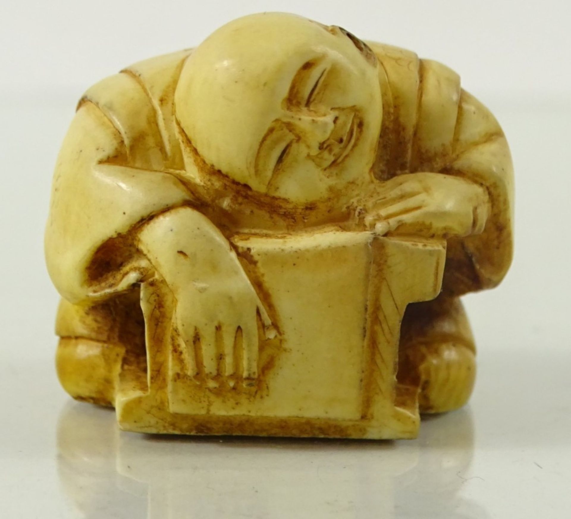Japanische Netsuke-Figur, Material unbekannt, H. 3 cm