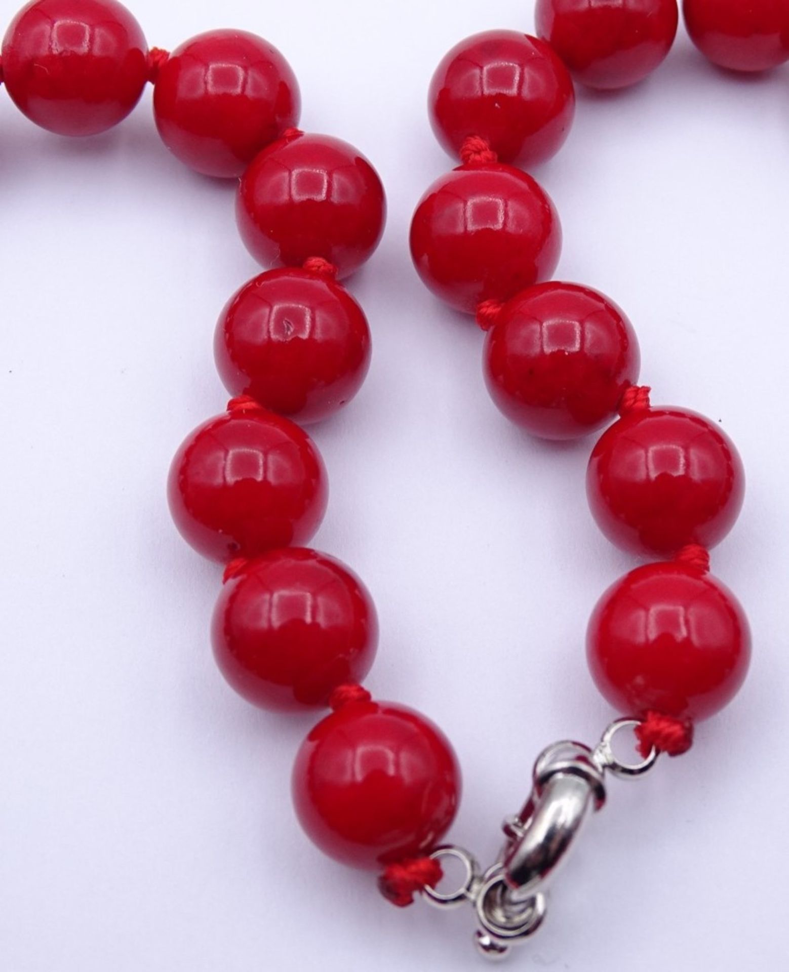 Halskette mit roten Kugeln und Perle,silberfarbener Verschluss,ca.L- 44cm - Bild 2 aus 4