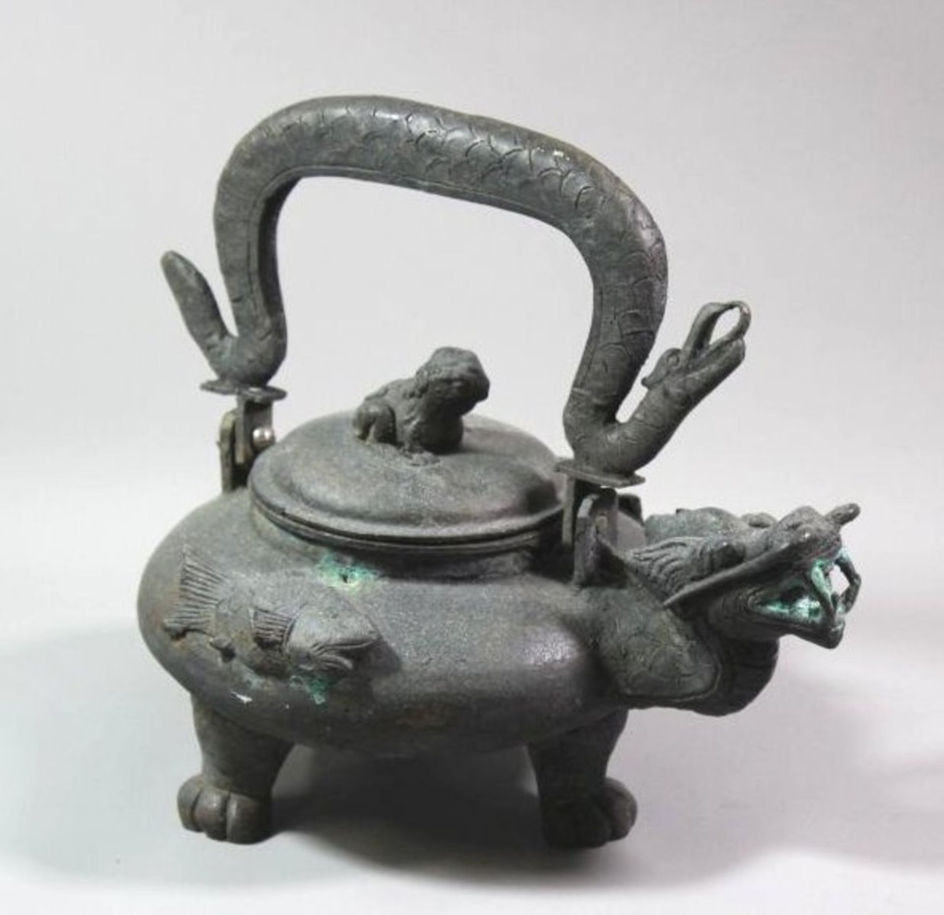 figürliche Teekanne, wohl China, Darchenkopfausguss, Frosch als Deckelbekrönung, wohl Bronze,