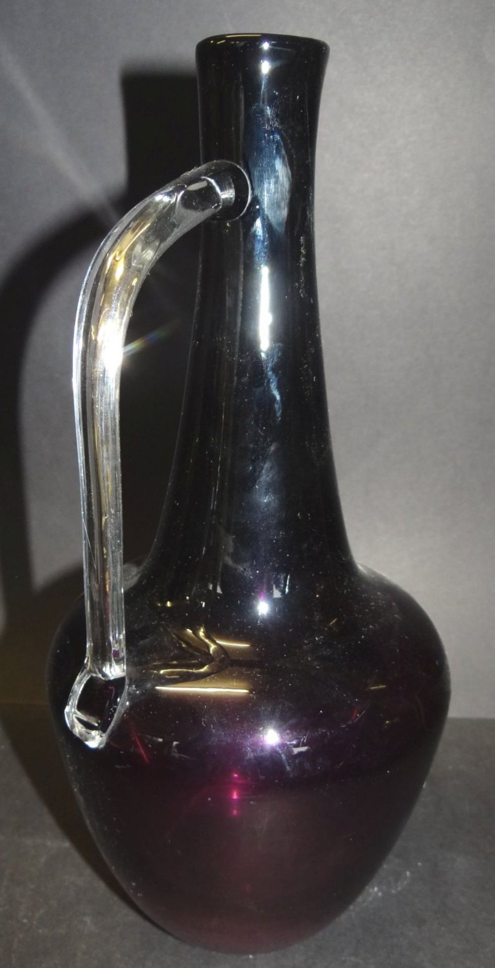 Kunstglas-Krug, violett/klar, H-30 cm, ausgeschliffener Abriss - Image 2 of 2