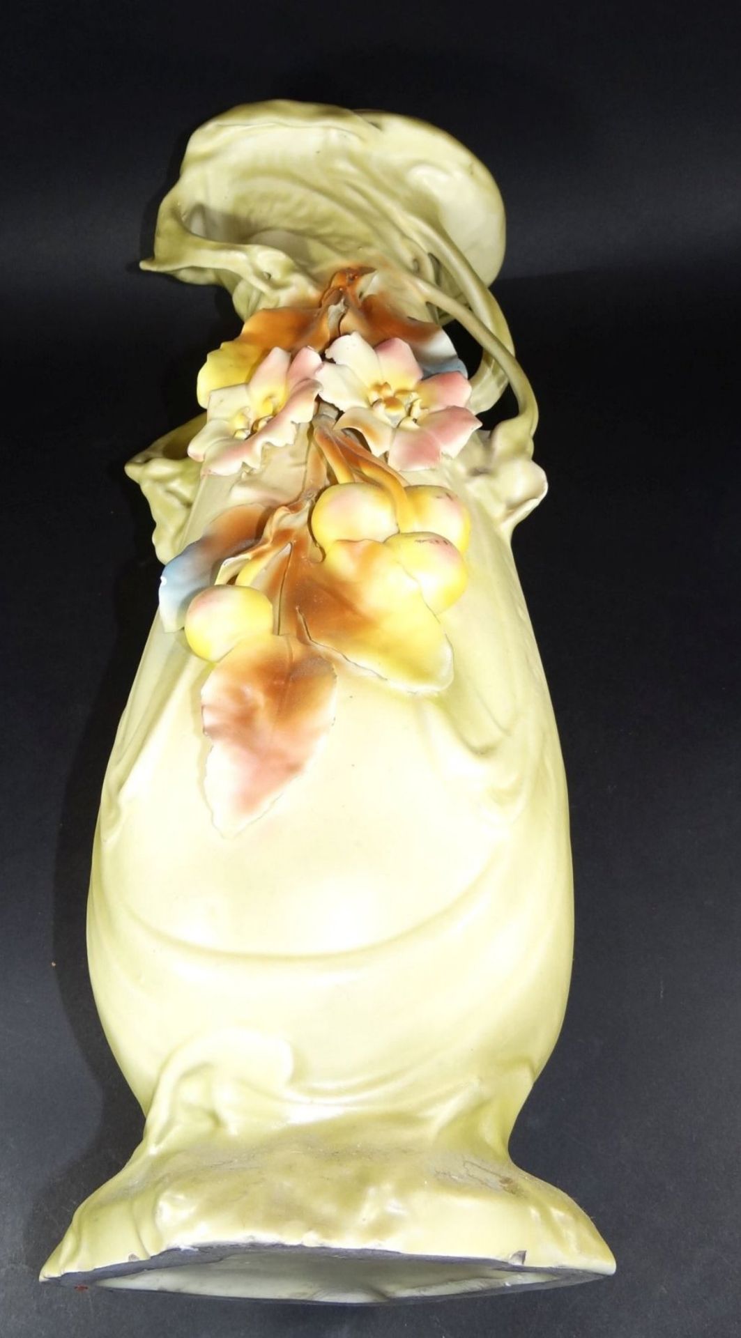 grosse Jugendstil-Vase mit aufgesetzten Blüten u. Früchten, H-51 cm, ein Blatt mit Abplatzer, Rand - Image 5 of 8