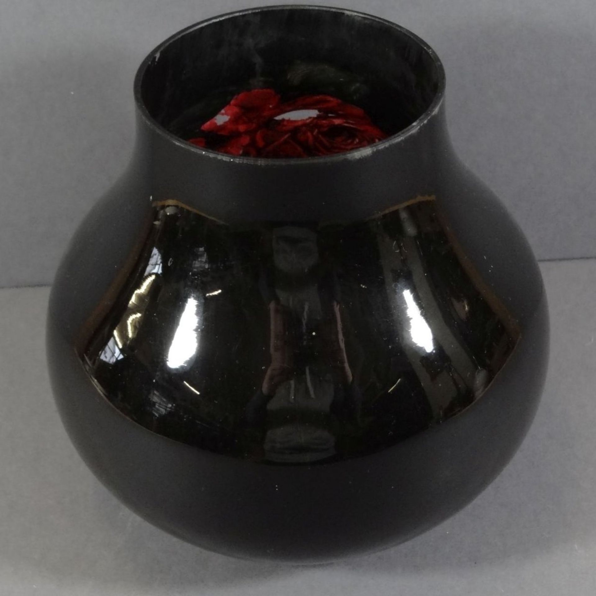 Schwarzglas Vase mit floralen Dekor,H-16cm,Rand berieben und tw.Abplatzer - Image 4 of 7