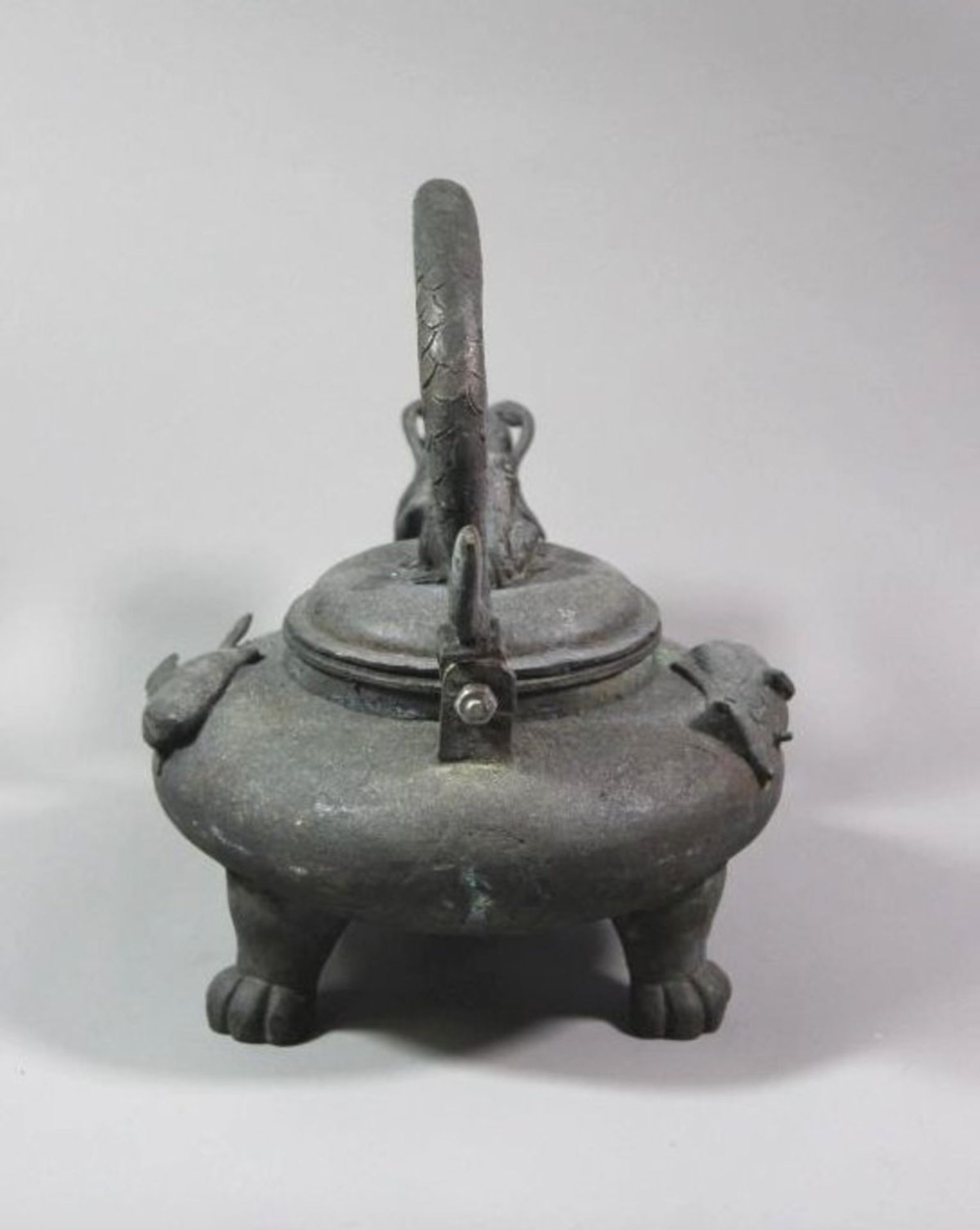 figürliche Teekanne, wohl China, Darchenkopfausguss, Frosch als Deckelbekrönung, wohl Bronze, - Bild 4 aus 4