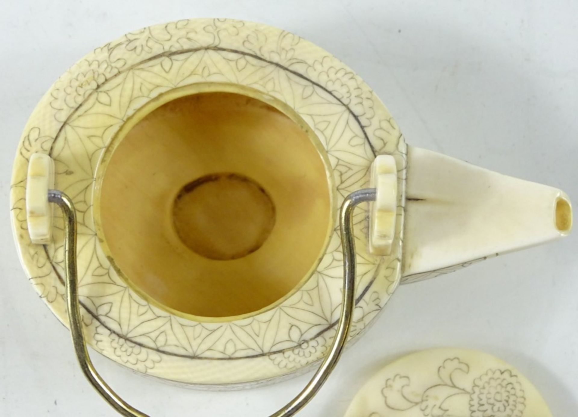 Kleine Teekanne, um 1930, Elfenbein, China, H. mit Deckel: 4,3 cm, Körper: 5,6 x 6 cm - Bild 7 aus 9