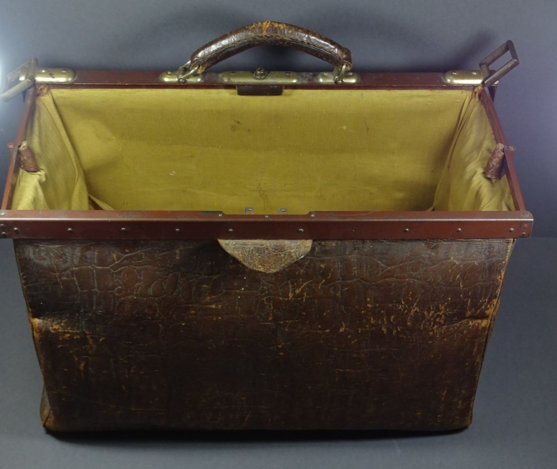 Arzt Tasche um 1900 aus geprägten Leder,L- 51cm,B- 28cm - Image 3 of 3