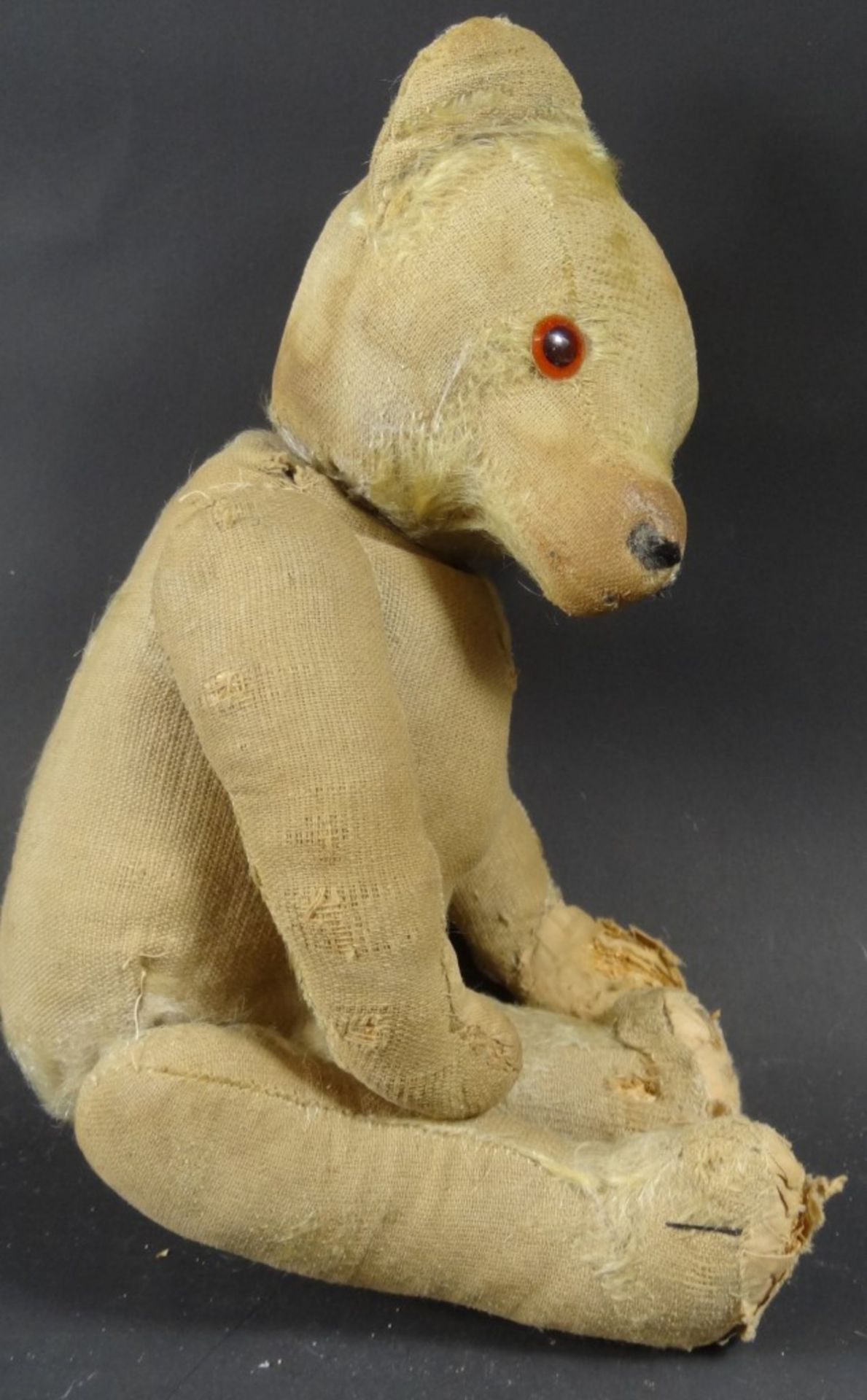 Alter Teddybär, stark bespielt, Arme, Beine und Kopf beweglich, L. 31,5 cm - Image 3 of 5