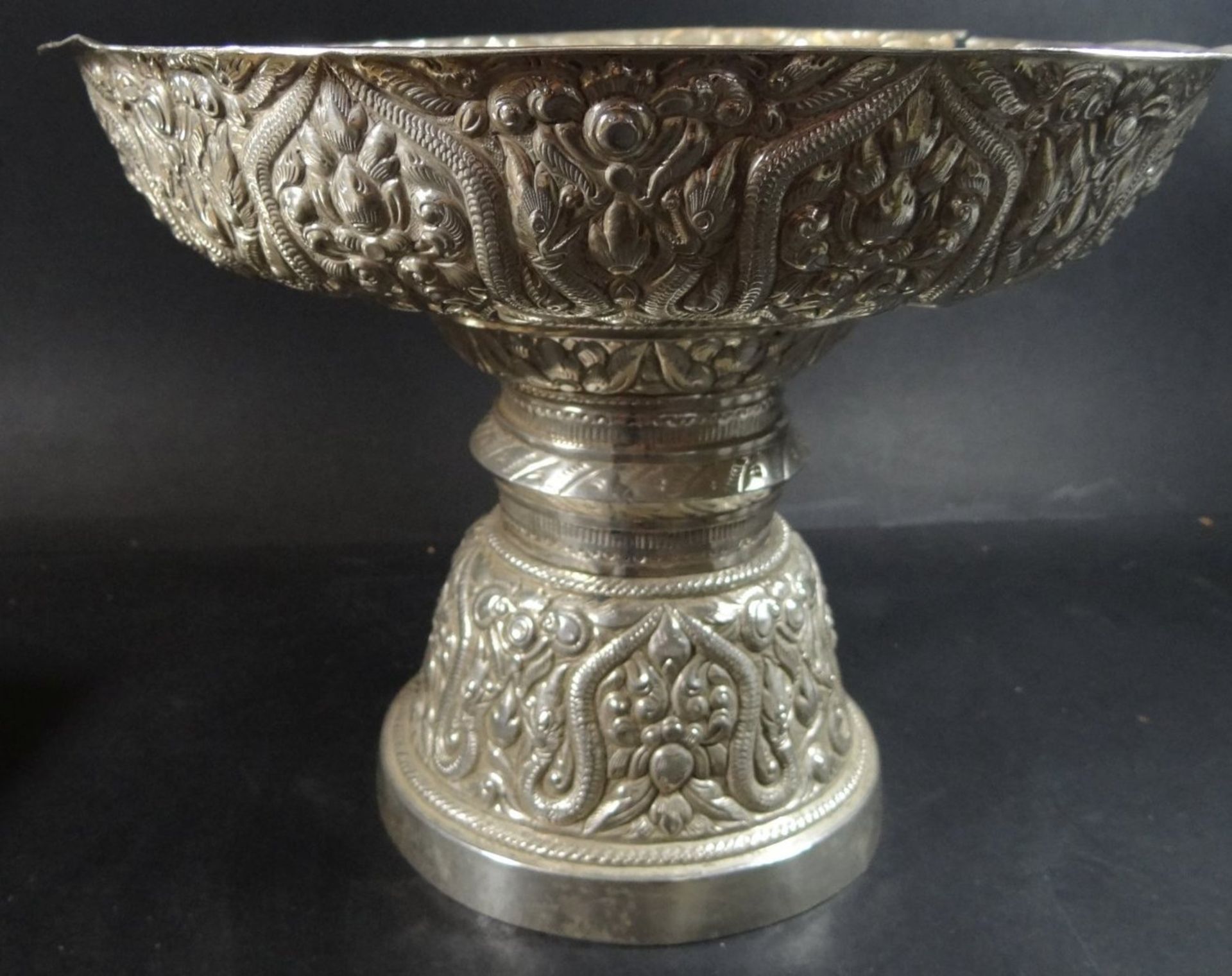 grosser Silber-Tafelaufsatz, wohl Zentralasien um 1800, reich getriebenes florales Dekor, Rand