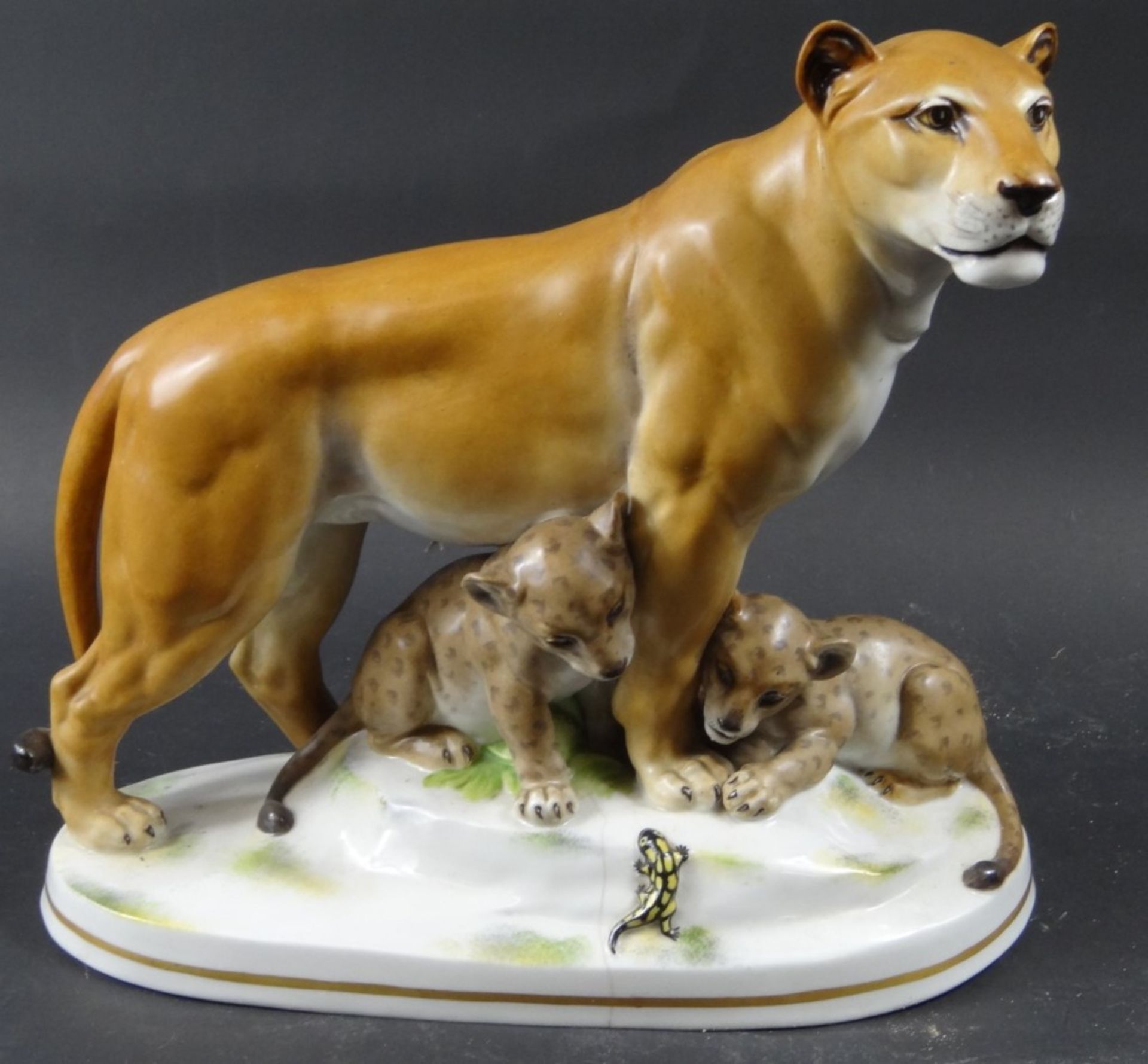 Keramikfigur, Löwin mit Jungen und Salamander, Katzhütte Thuringia, 26 x 23 x 11,5 cm, Chip und