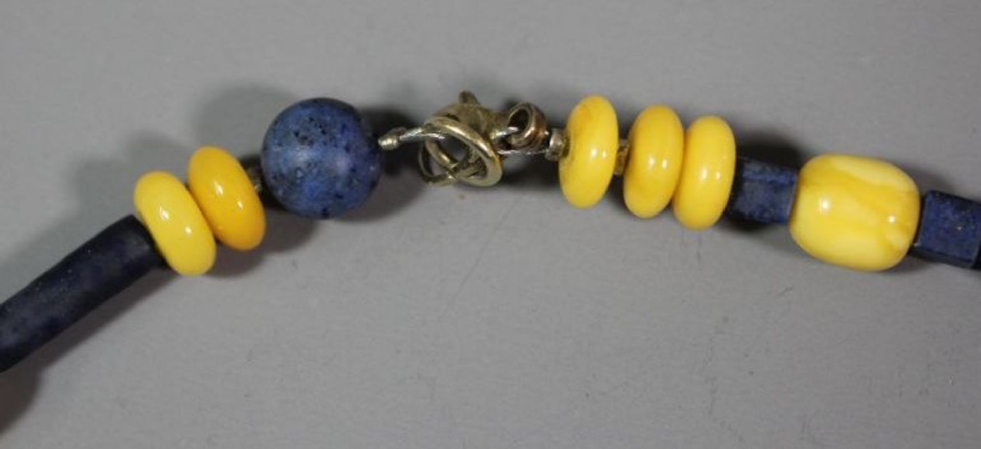 Halskette, Bernstein und blaue Steine, ca. L-42cm. - Bild 3 aus 3