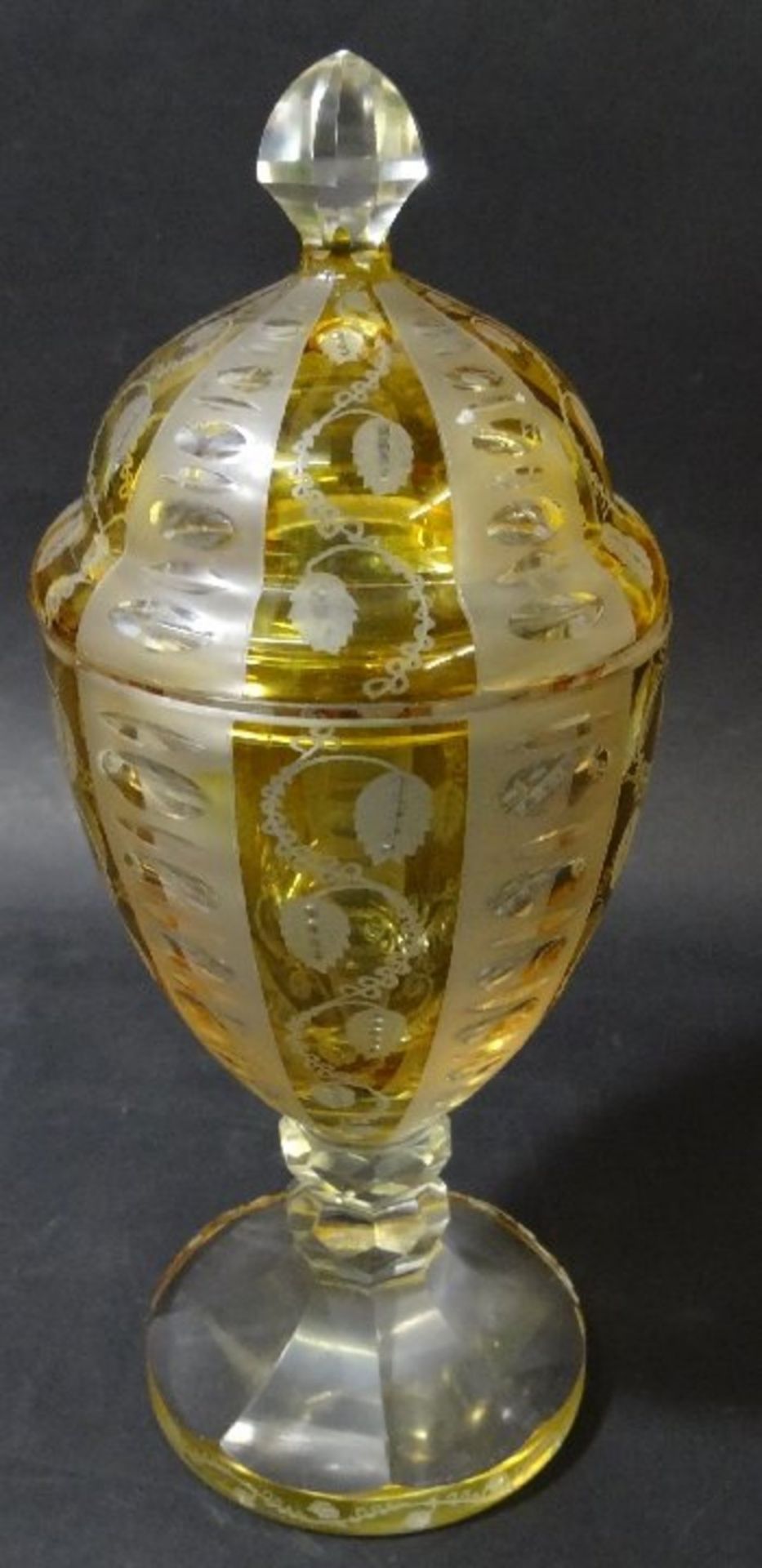 gr. Deckelpokal, Überfangglas mit floralem Schliff um 1850, gut erhalten, H-27cm