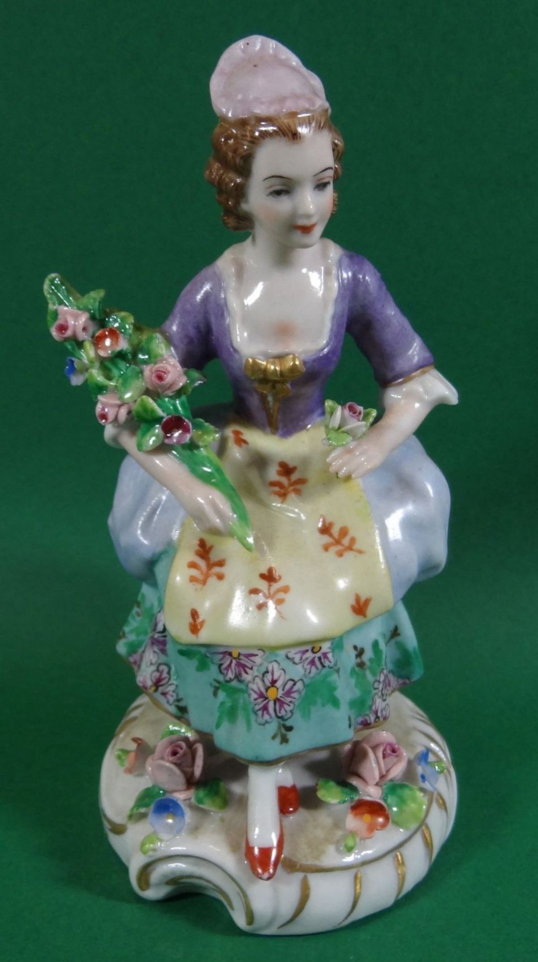 sitzende Dame mit Blumenstrauss "Sitzendorf", bemalt, H-13 cm,