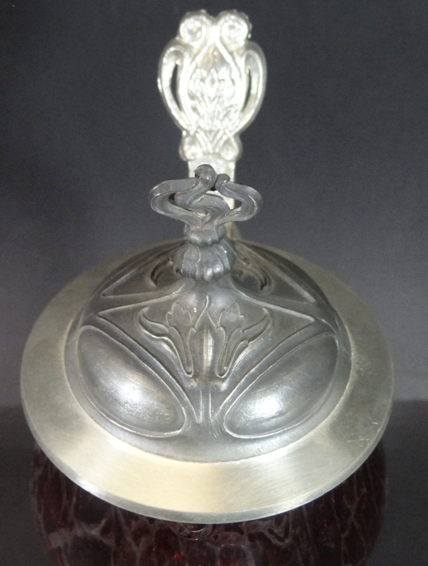 Jugendstil-Weinkrug mit Zinndeckel, weiss geädertes rotes Glas, H-24 cm - Image 4 of 7