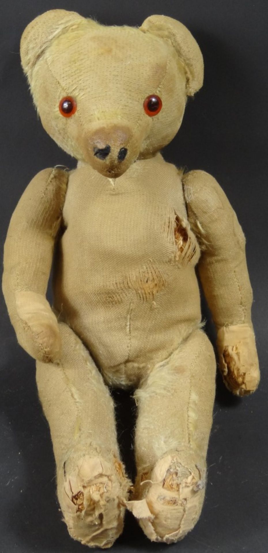 Alter Teddybär, stark bespielt, Arme, Beine und Kopf beweglich, L. 31,5 cm