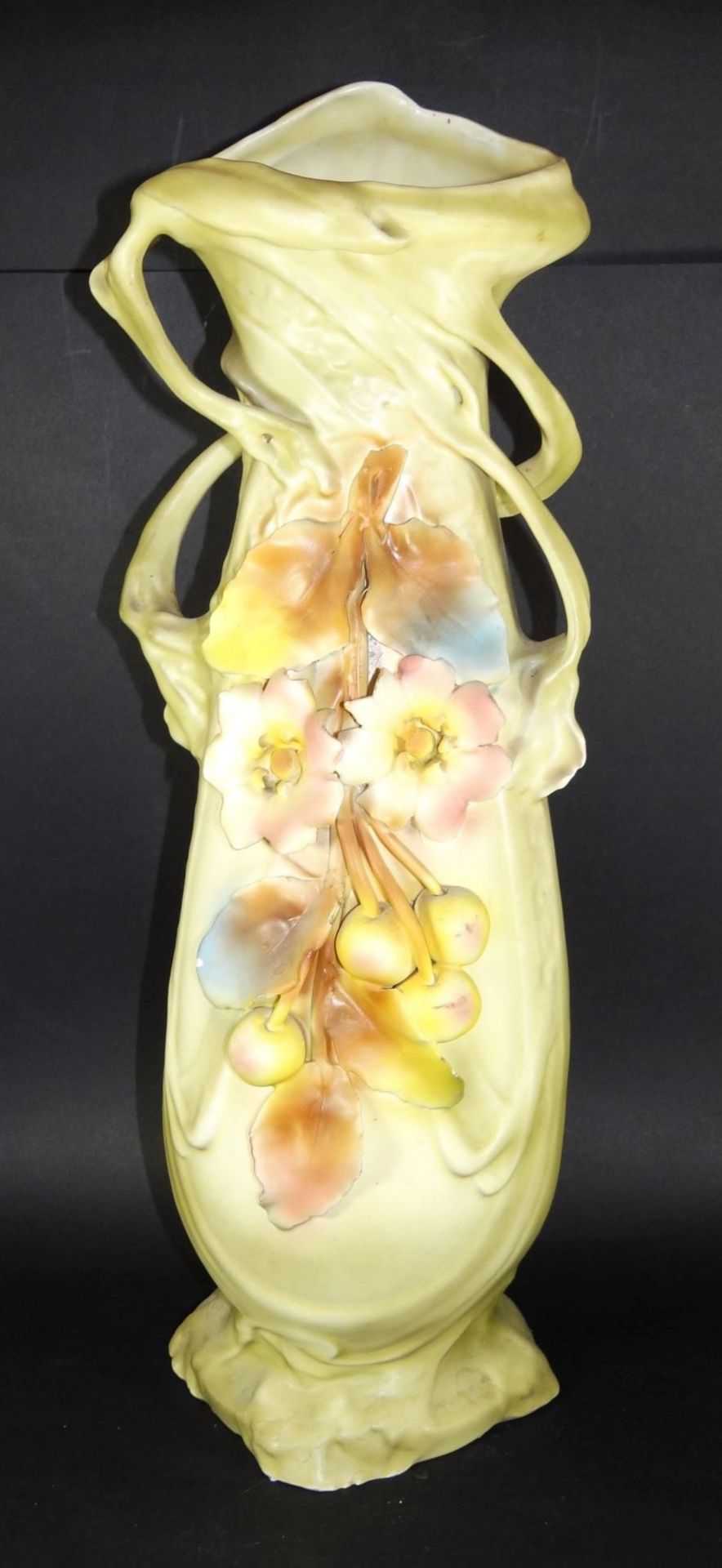 grosse Jugendstil-Vase mit aufgesetzten Blüten u. Früchten, H-51 cm, ein Blatt mit Abplatzer, Rand
