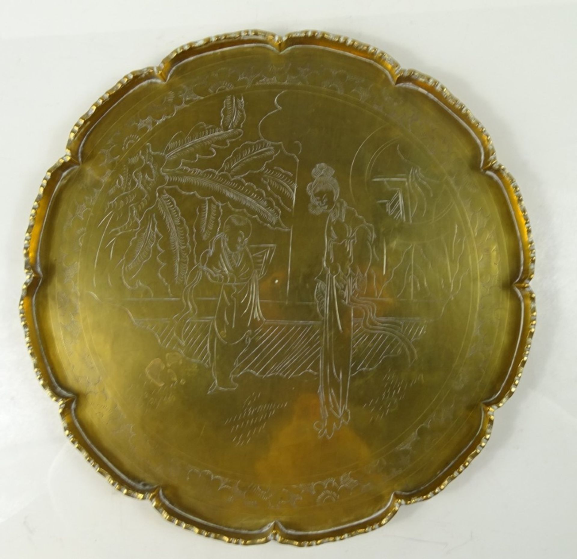 Messing-Tablett, China, mit figürlicher Verzierung, Dm. 28 cm, Alters- und Gebrauchsspuren