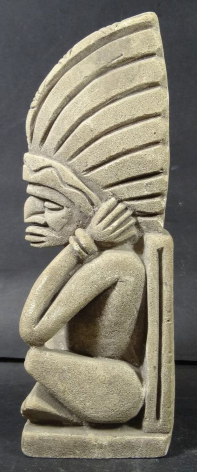 sitzender Indianer aus Basalt, wohl Mittelasmerika?, H-21 cm - Bild 2 aus 5