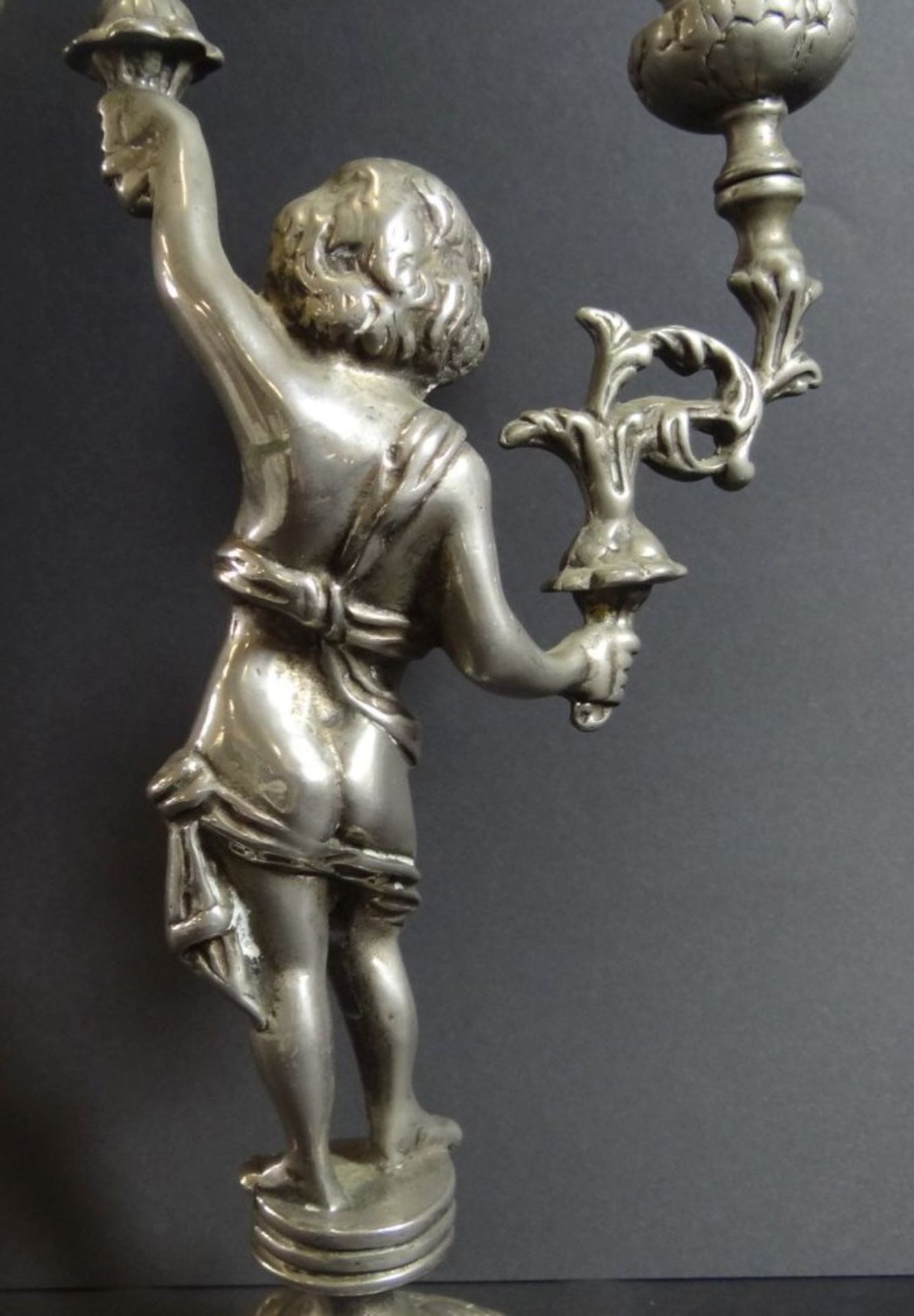 2 flammiger, figürlicher Leuchter, Metall versilbert, H-31,5 cm - Image 6 of 7