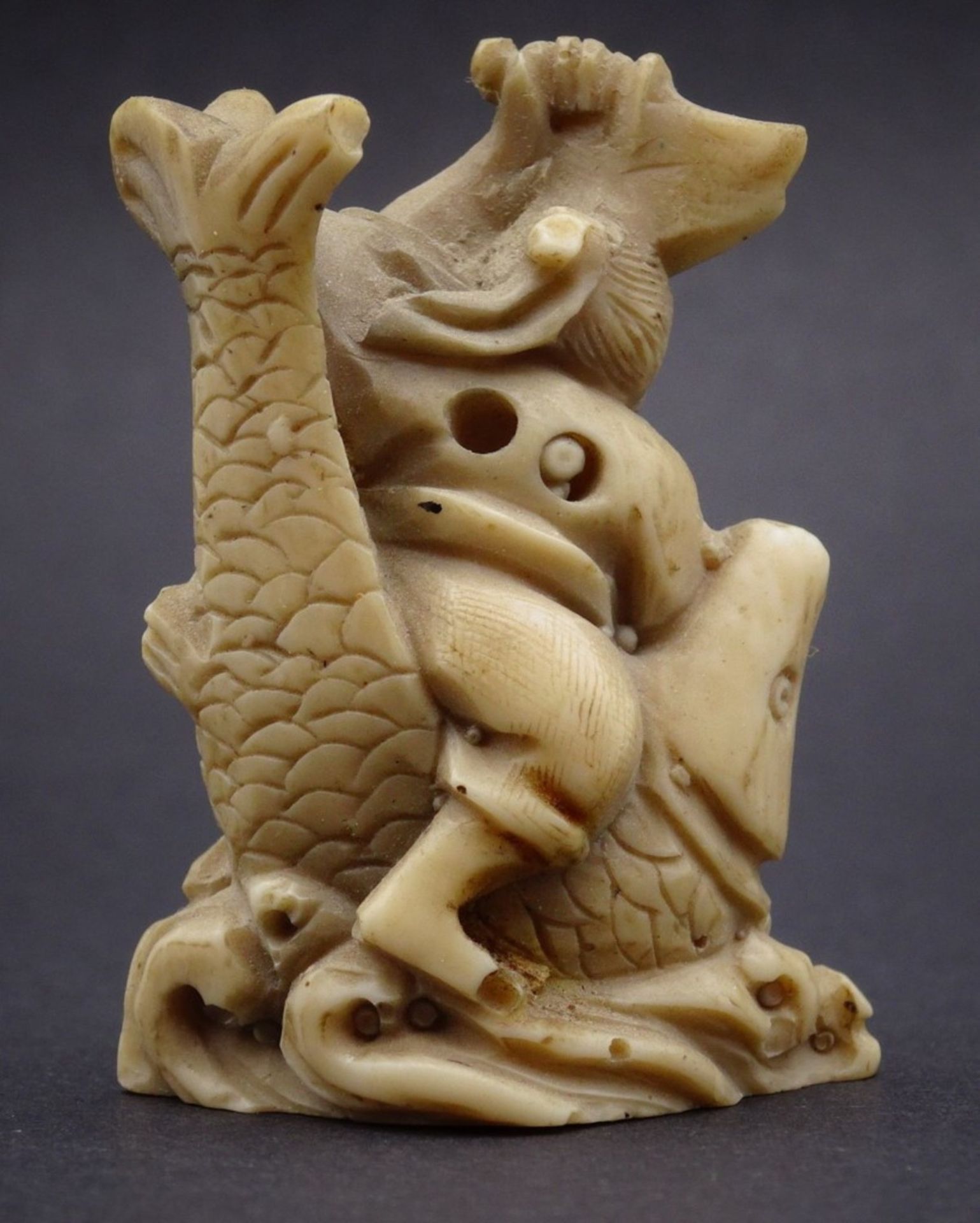 Netsuke - Fischer mit Messern und Fisch ,H-4,7cm, Klingenspitze fehlt - Bild 3 aus 5