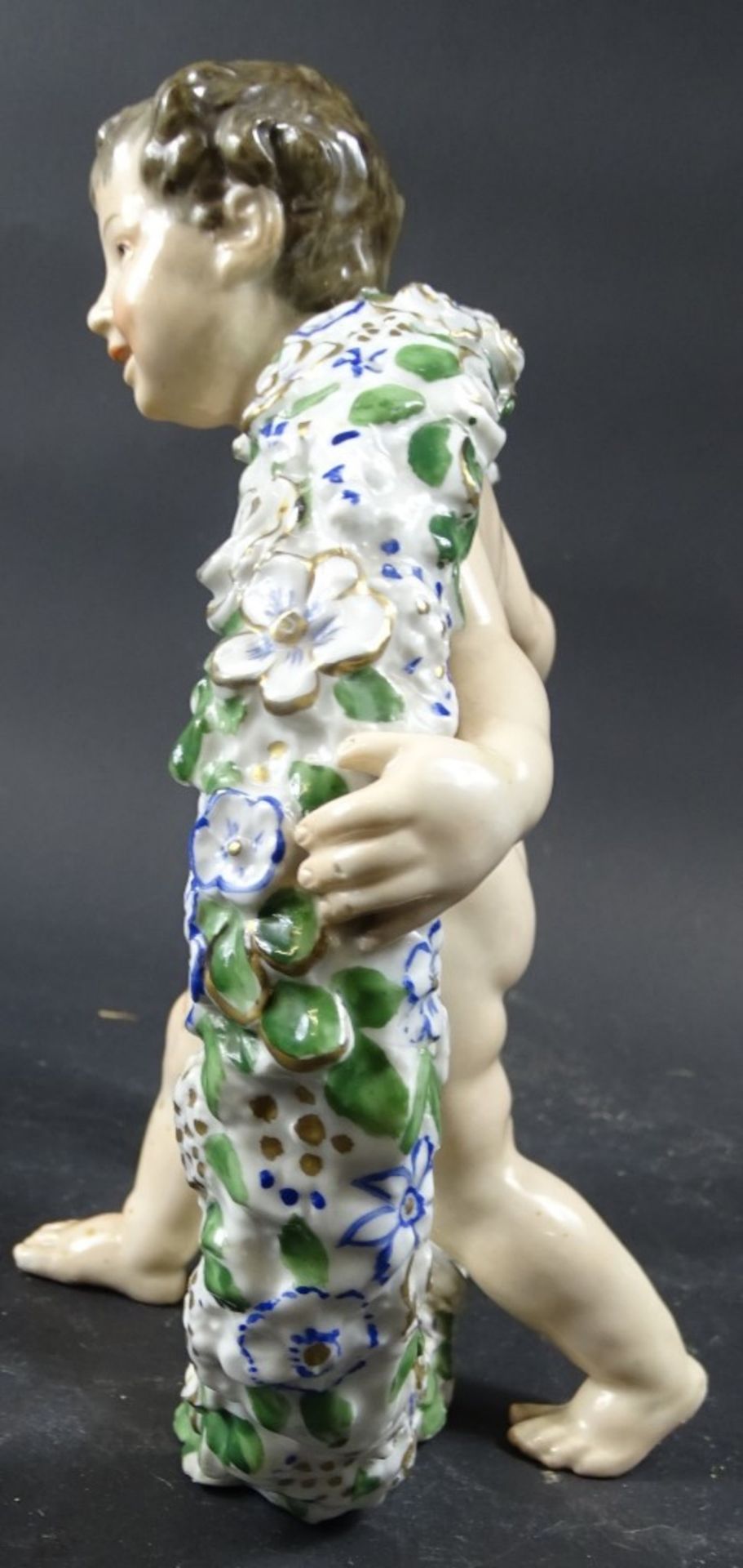 Porzellanfigur, Knabe mit Blumenkranz, KVE-Marke, H. ca. 20,5 cm, Körper weist Flecken auf - Bild 2 aus 7