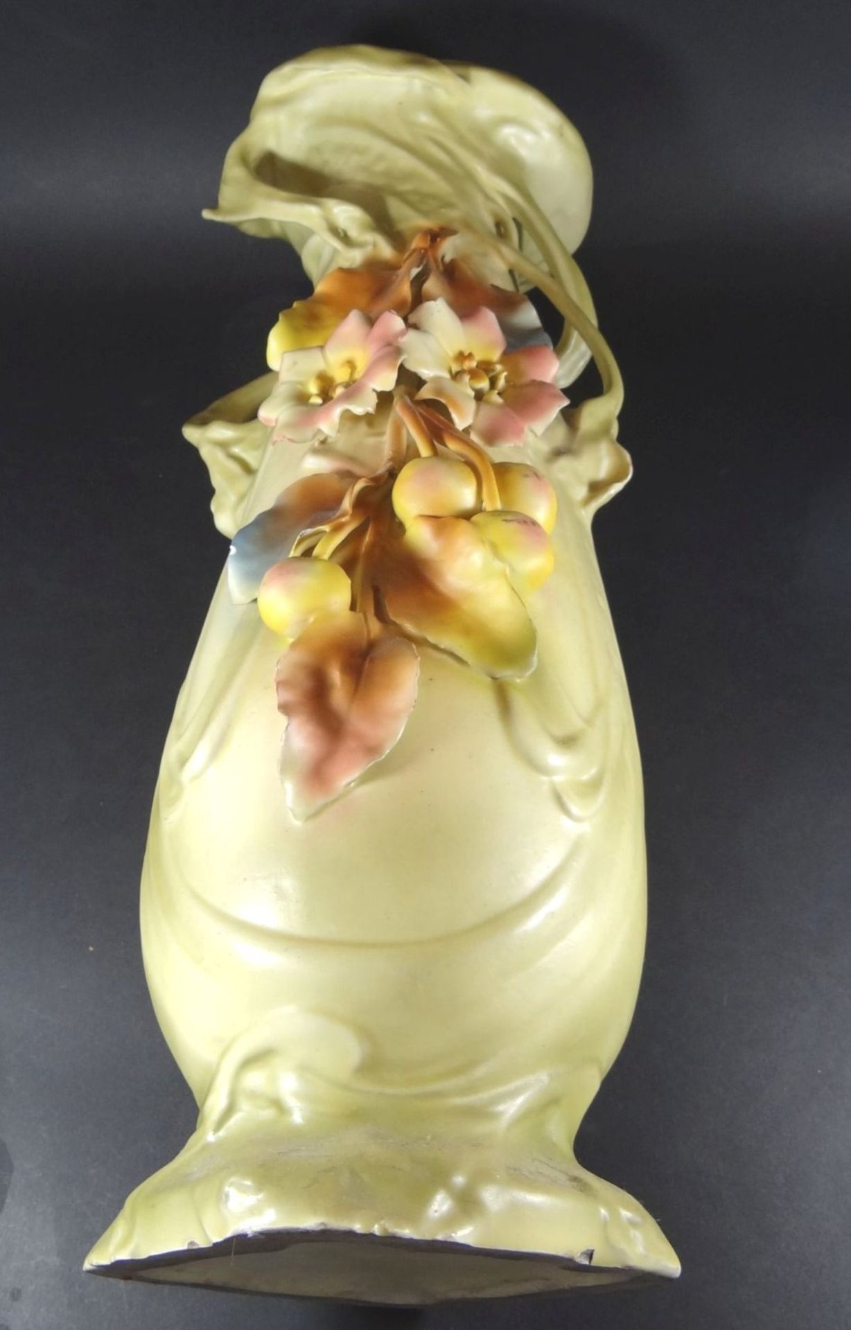 grosse Jugendstil-Vase mit aufgesetzten Blüten u. Früchten, H-51 cm, ein Blatt mit Abplatzer, Rand - Image 6 of 8