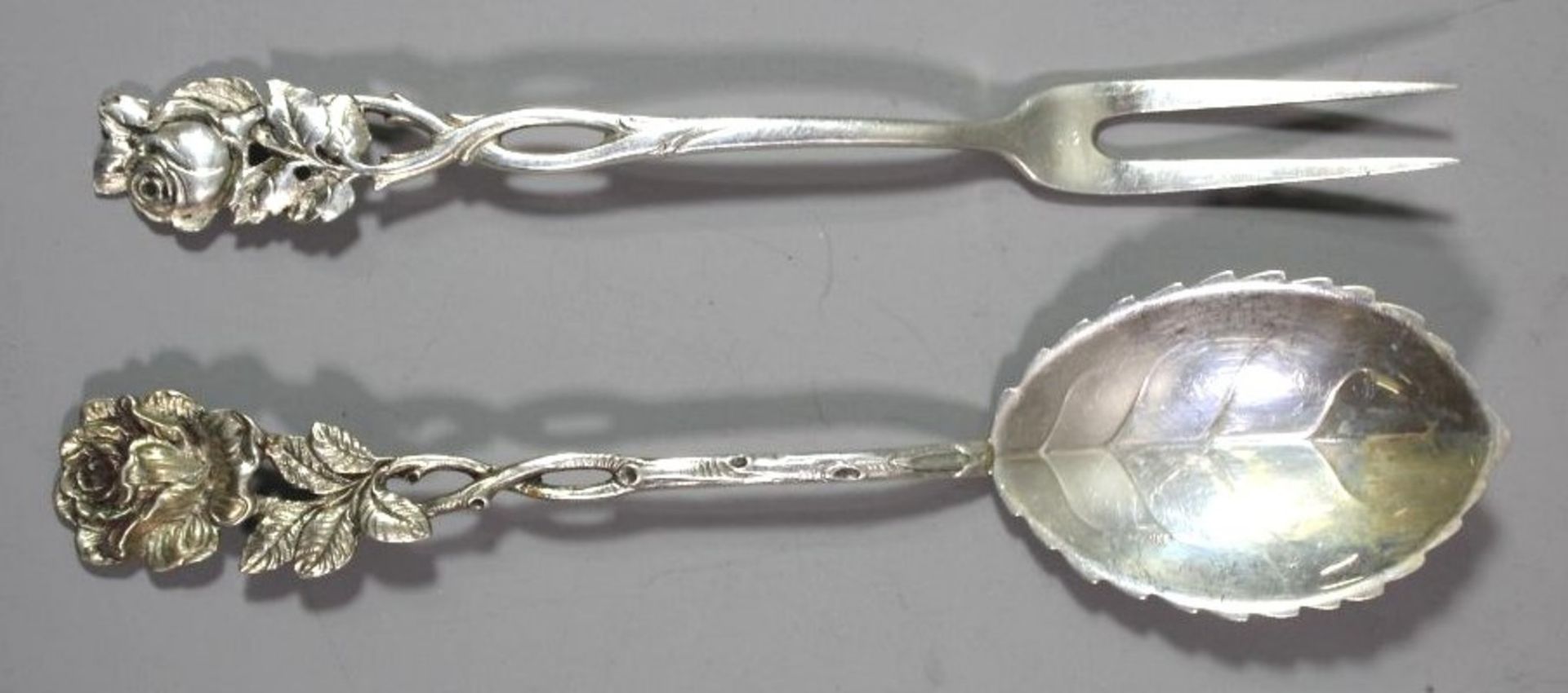 Sahnelöffel und Fleischgabel, 800er Silber, Rosenmuster, 38,5gr., ca. L-17cm.