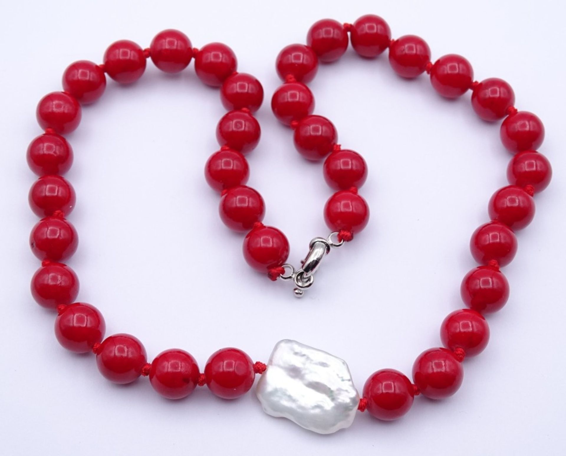 Halskette mit roten Kugeln und Perle,silberfarbener Verschluss,ca.L- 44cm