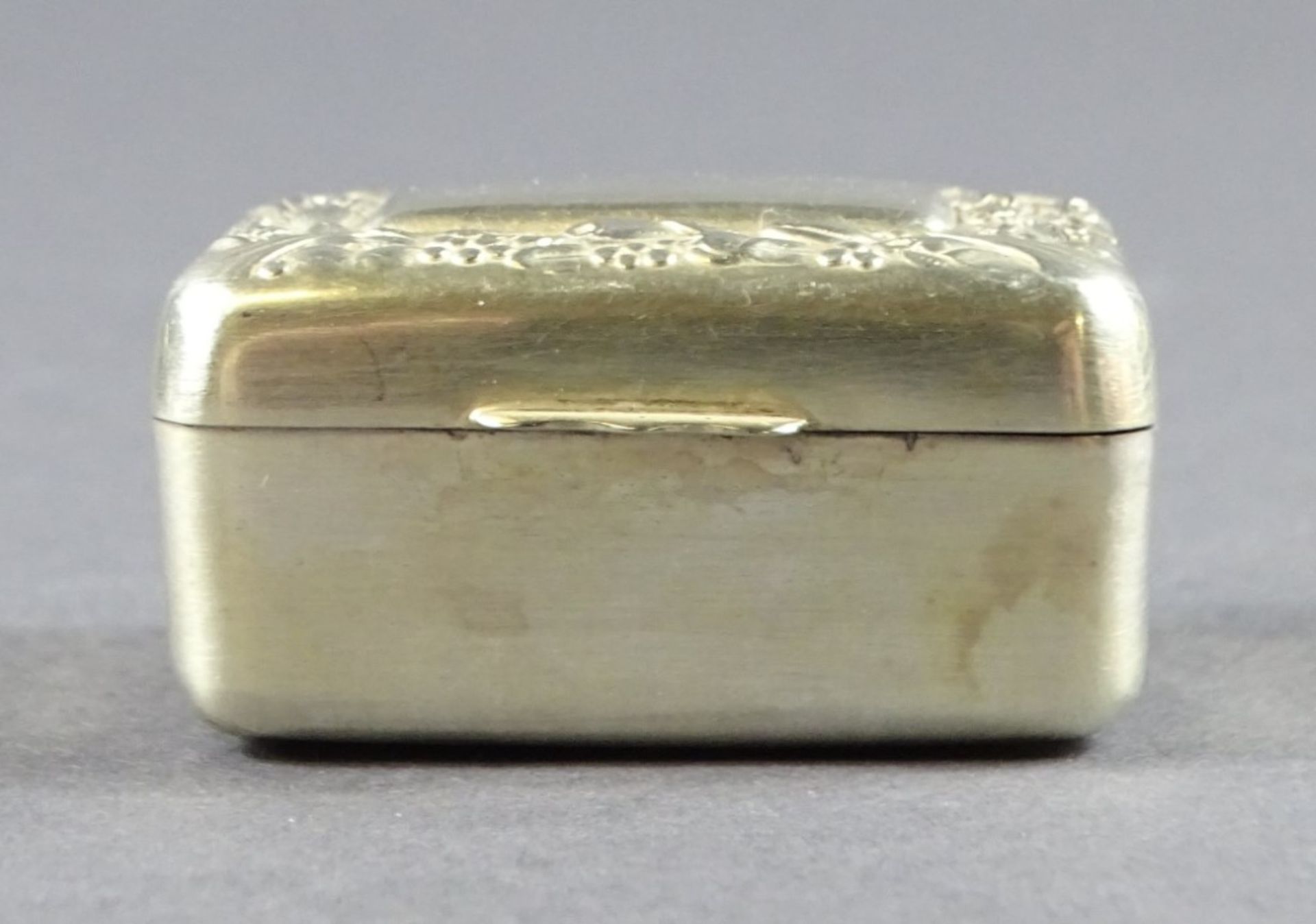 Kleine Silberdose, geprüft, 4 x 3 x 2 cm, 20 gr., Alters- und Gebrauchsspuren vorhanden - Bild 2 aus 3