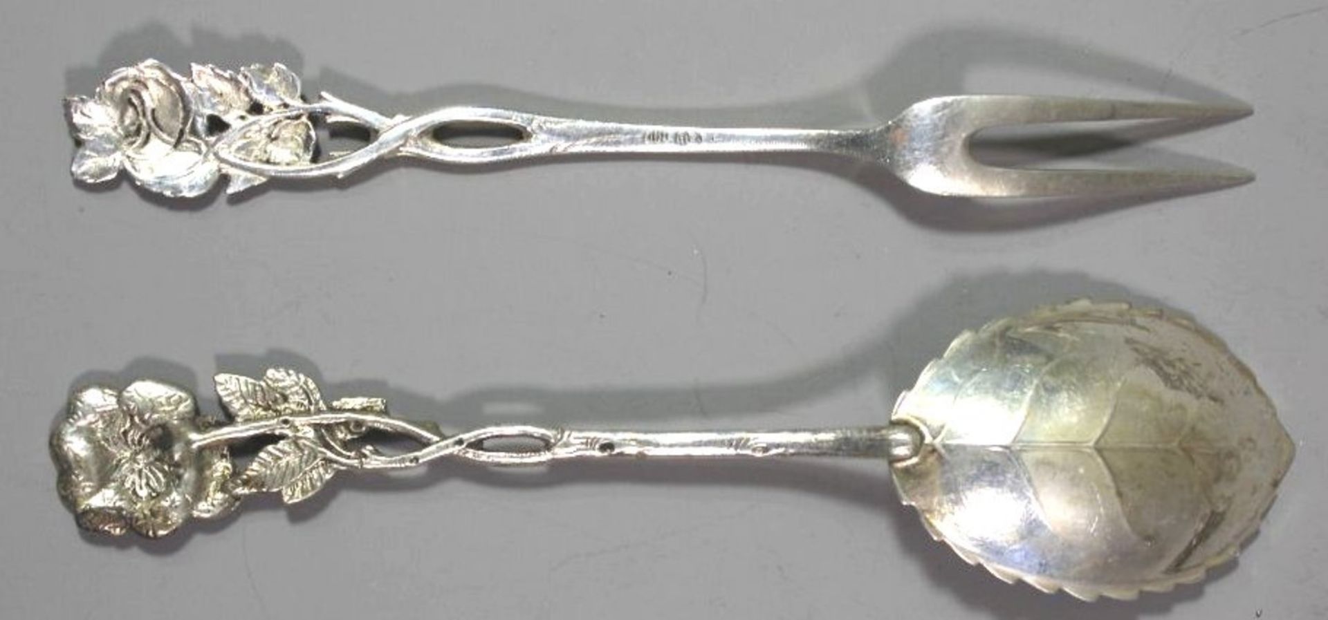 Sahnelöffel und Fleischgabel, 800er Silber, Rosenmuster, 38,5gr., ca. L-17cm. - Image 2 of 3
