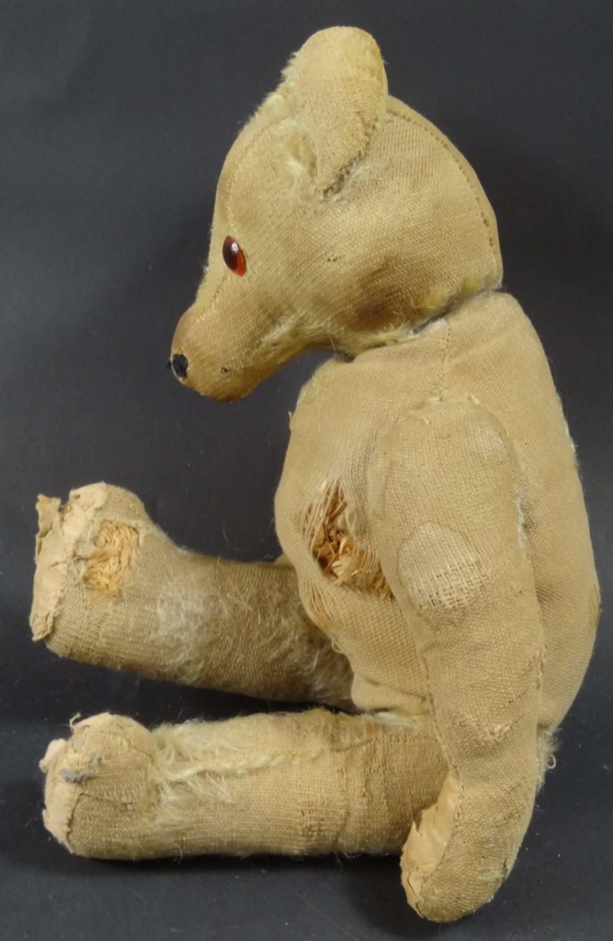 Alter Teddybär, stark bespielt, Arme, Beine und Kopf beweglich, L. 31,5 cm - Image 2 of 5