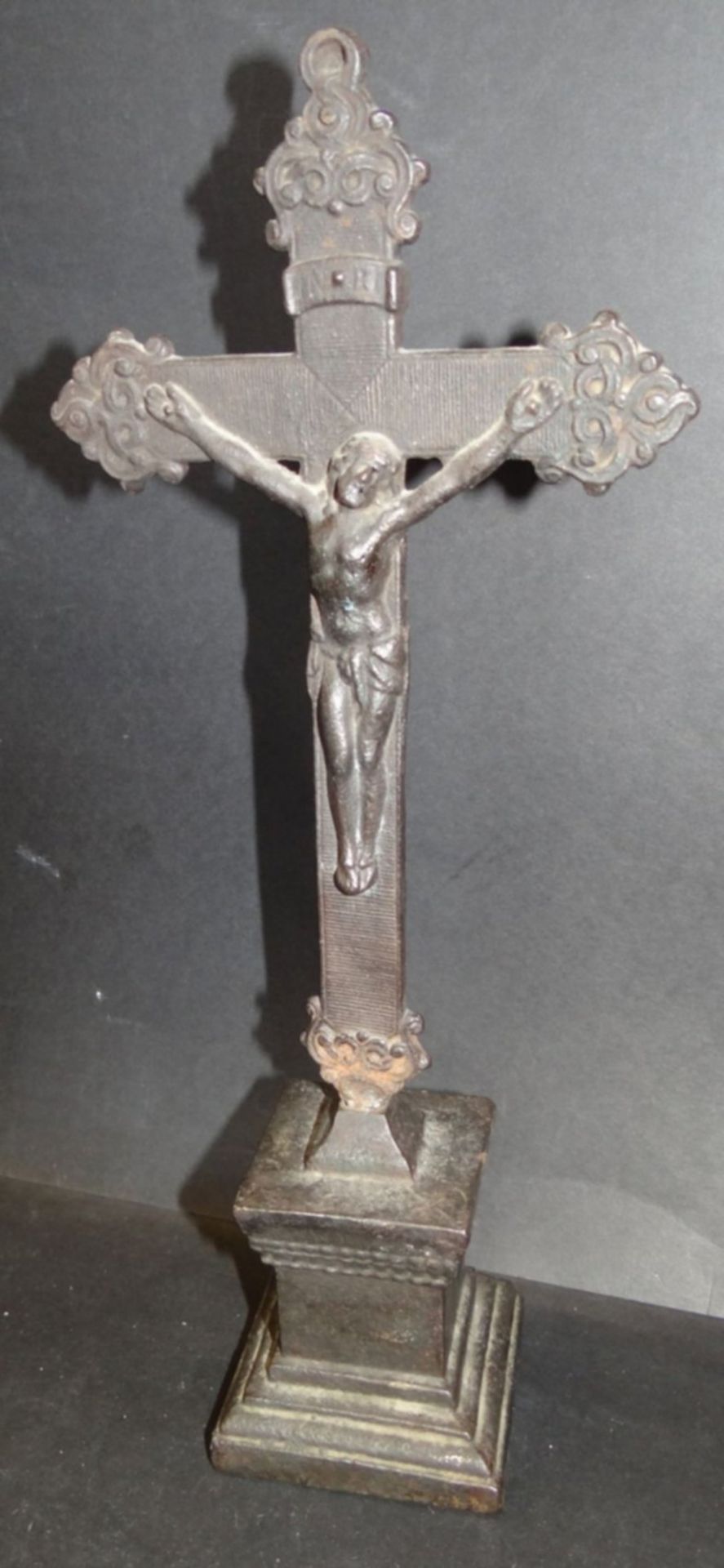 Tischkruzifix, wohl Berliner Eisen, 19.Jhd., Alters-u. Gebrauchsspuren, H-34 cm