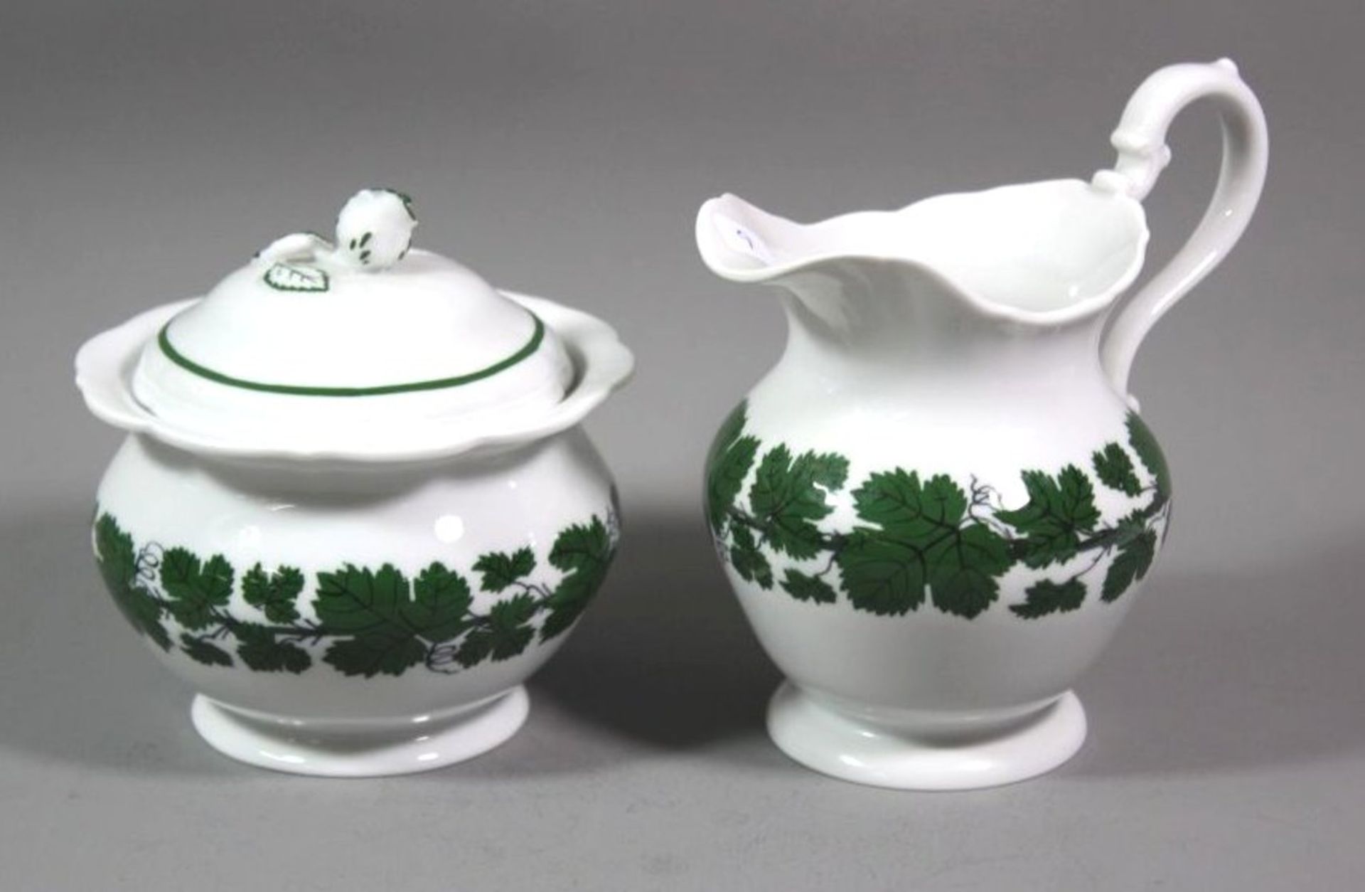 Milchkännchen und Zuckerdose, Meissen, Schwertermarke, Dekor Weinlaub, 1. Wahl, Kännchen H-12cm.