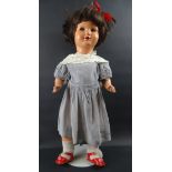 Alte Puppe, Kunststoffkörper- und Kopf, H. 60 cm, ungemarkt, Schlafaugen, geöffneter Mund mit 2