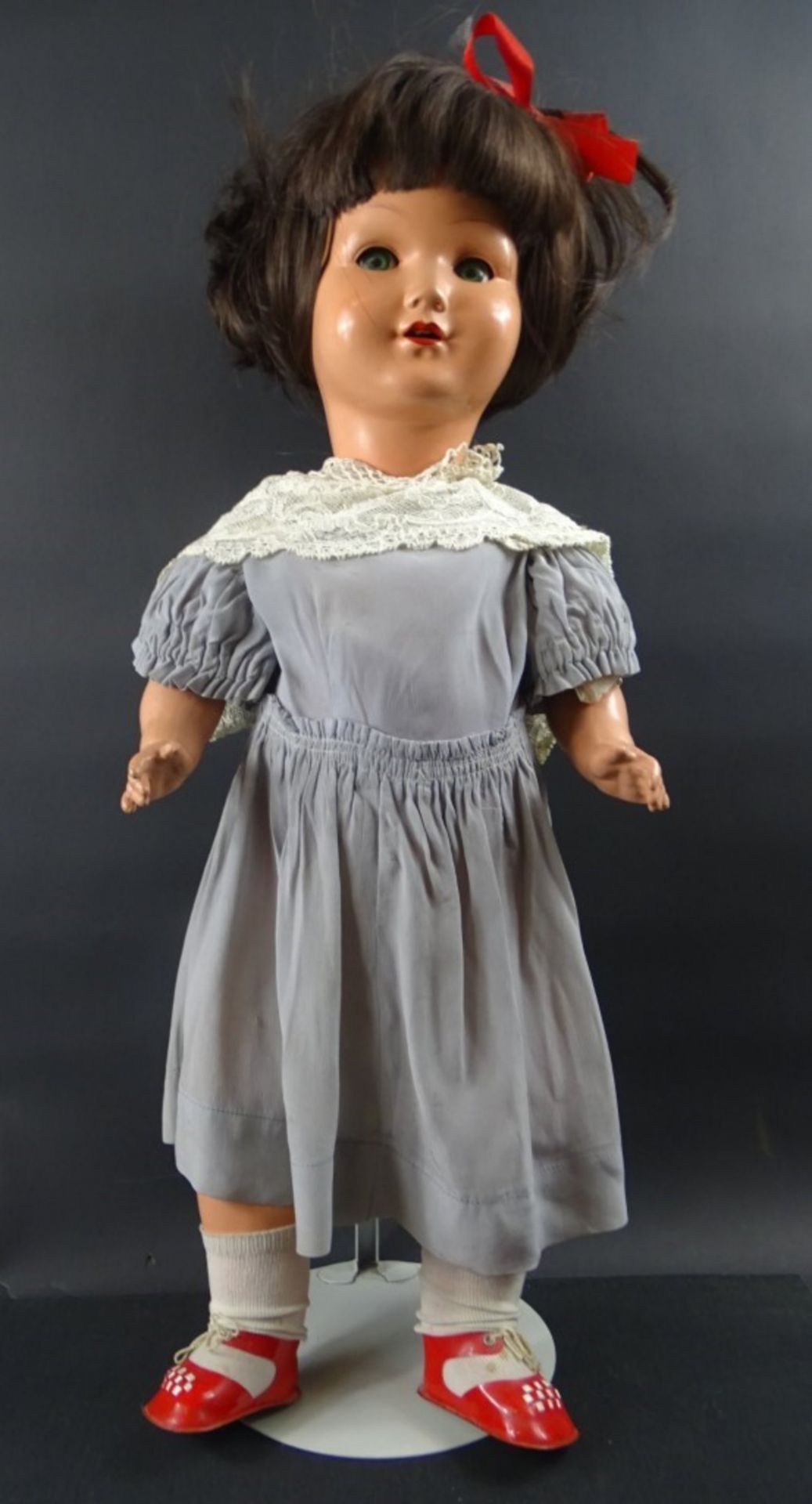 Alte Puppe, Kunststoffkörper- und Kopf, H. 60 cm, ungemarkt, Schlafaugen, geöffneter Mund mit 2