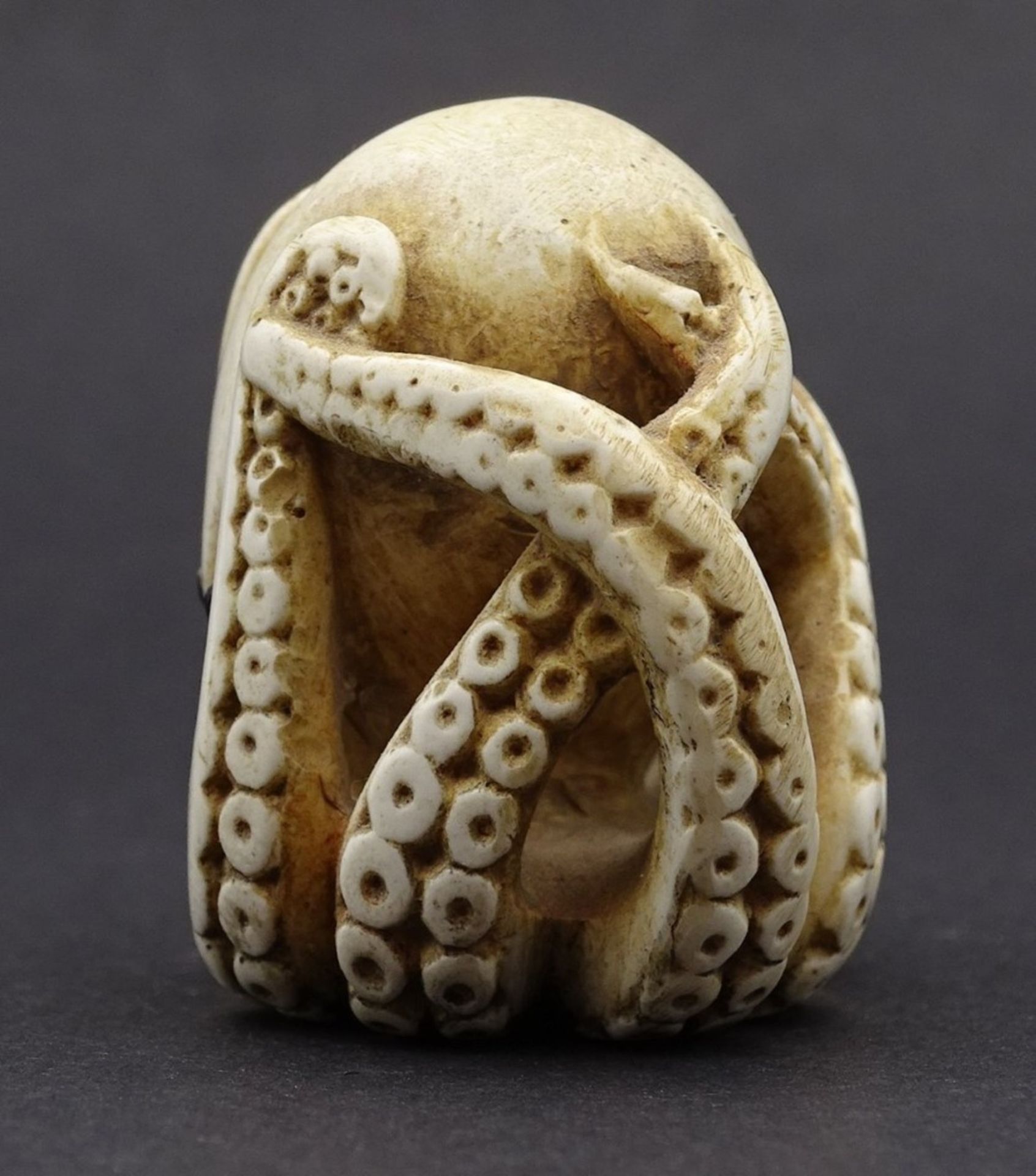 Netsuke - Oktopus,Rückseite r.u. signiert, H- 3,3cm - Bild 2 aus 6