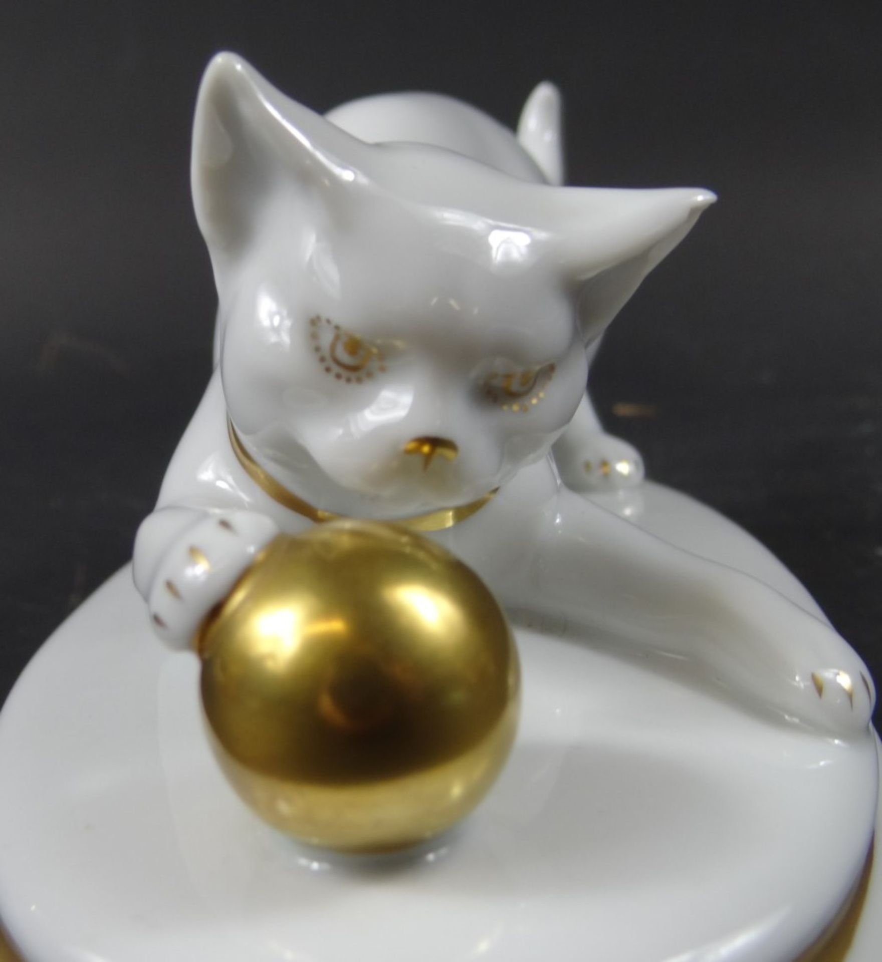 Porzellanfigur, Katze mit Ball, ca. 1930, Metzler & Orloff, Mod.nr. 4204, H. 7,8 cm, Länge Basis: 17 - Bild 4 aus 6