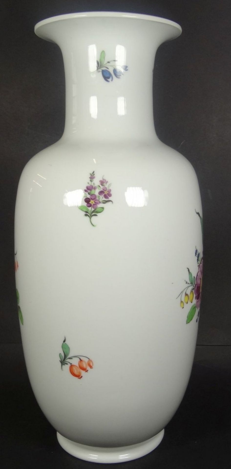 hohe Vase, Nymphenburg und "Vereinigte Werkstätten Bremen", Blumenmalerei, Standring bestossen, H-40 - Image 3 of 8