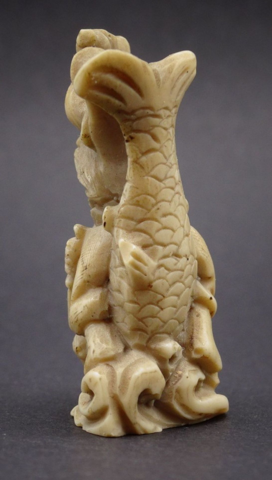 Netsuke - Fischer mit Messern und Fisch ,H-4,7cm, Klingenspitze fehlt - Bild 2 aus 5