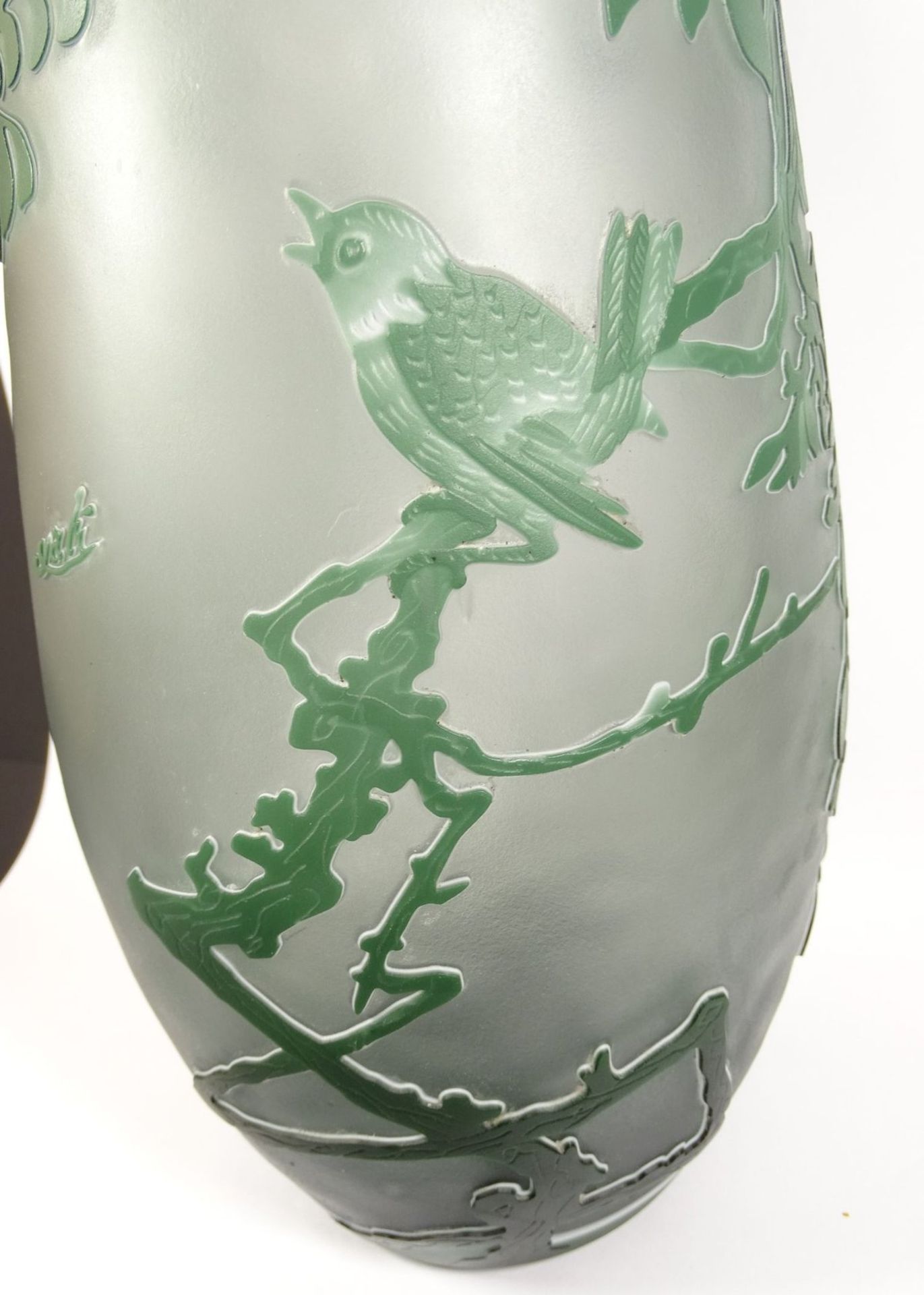 hohe Vase, bezeichnet Type Gallè, Zweige mit Vögel, überfangen und geschnitten, H-48 cm - Image 6 of 10