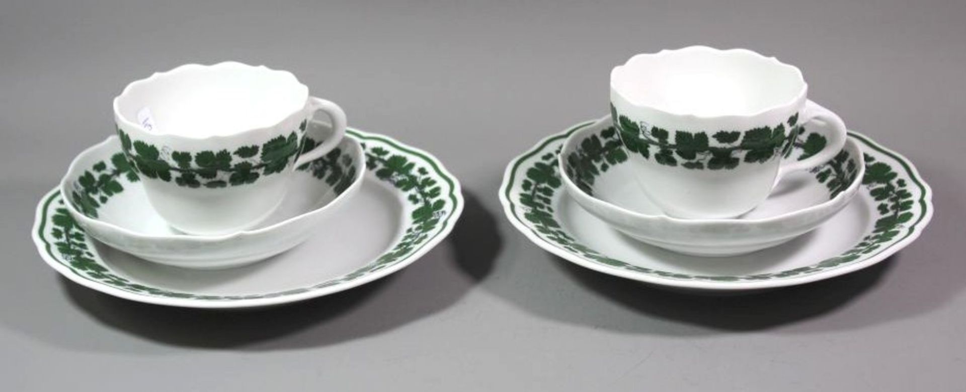 Paar Gedecke, Meissen, Schwertermarke, Dekor Weinlaub, bei Tassen Schwerter 2x durchschliffen, Tasse