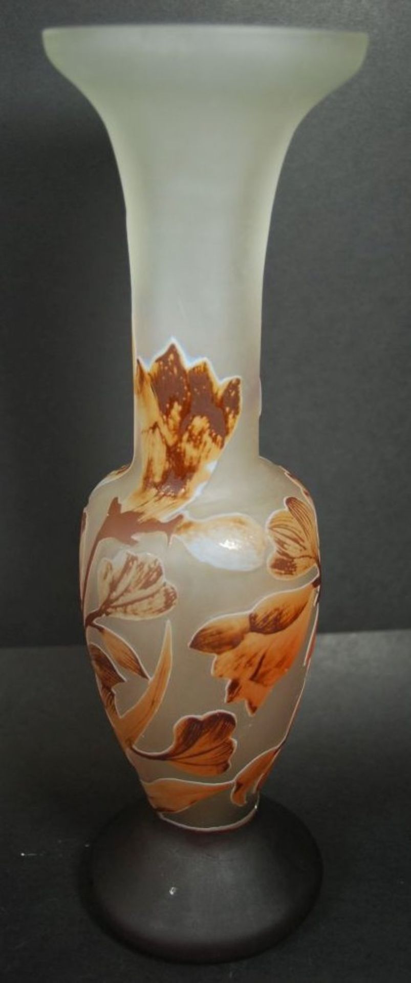 unleserl. signierte Jugendstil-Vase, Zweigdekor, , überfangen und geschnitten, H-28,5 cm - Image 3 of 7