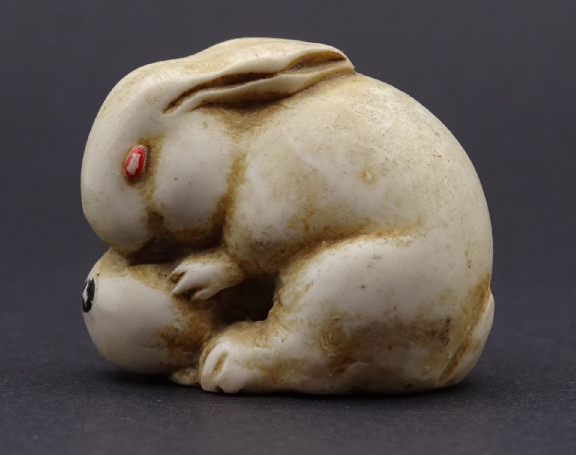 Netsuke - Hase mit Mispel, signiert, H- 2,7cm - Bild 3 aus 6