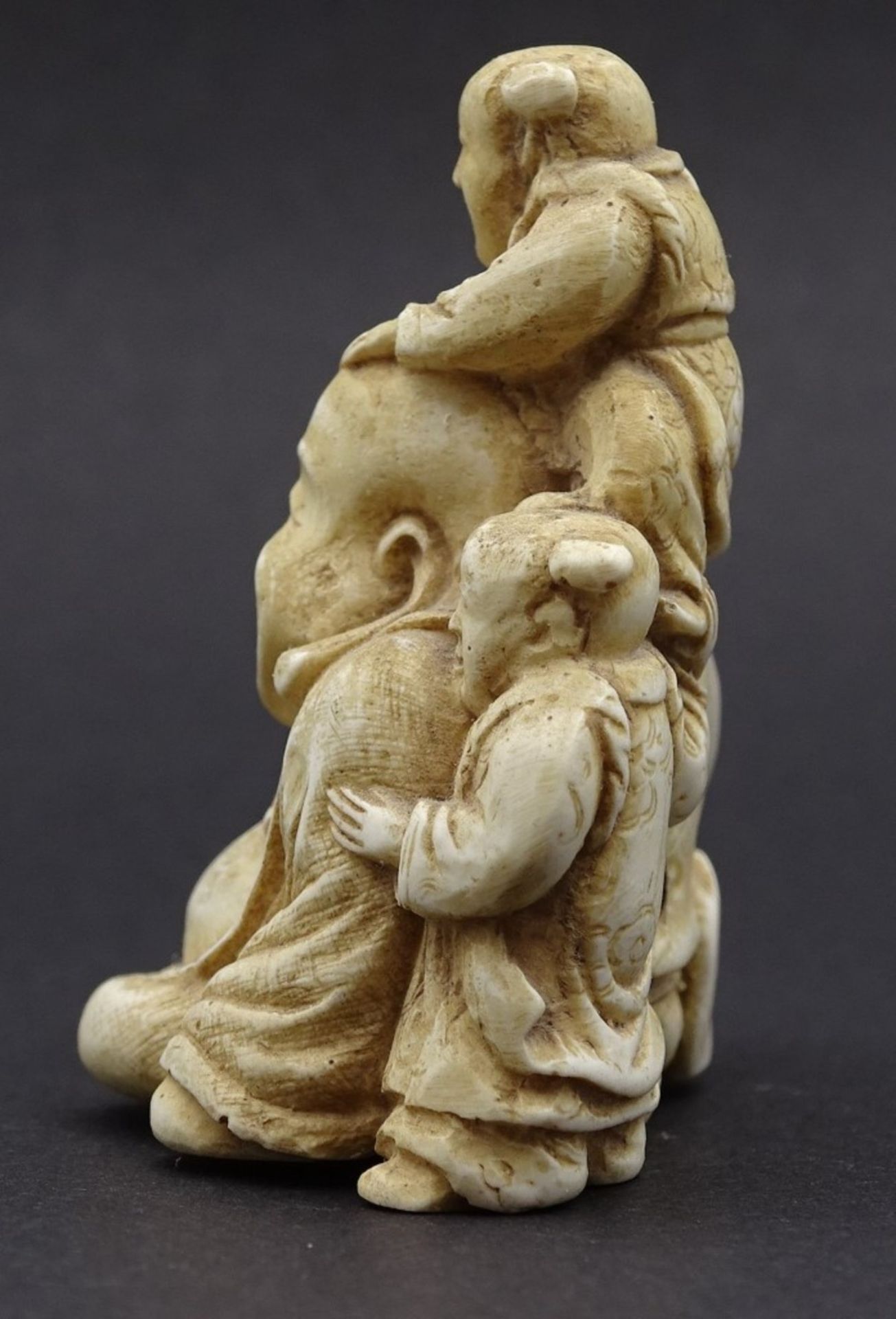 Netsuke - lachender Buddha mit Kindern, H- 5,2cm - Bild 2 aus 5