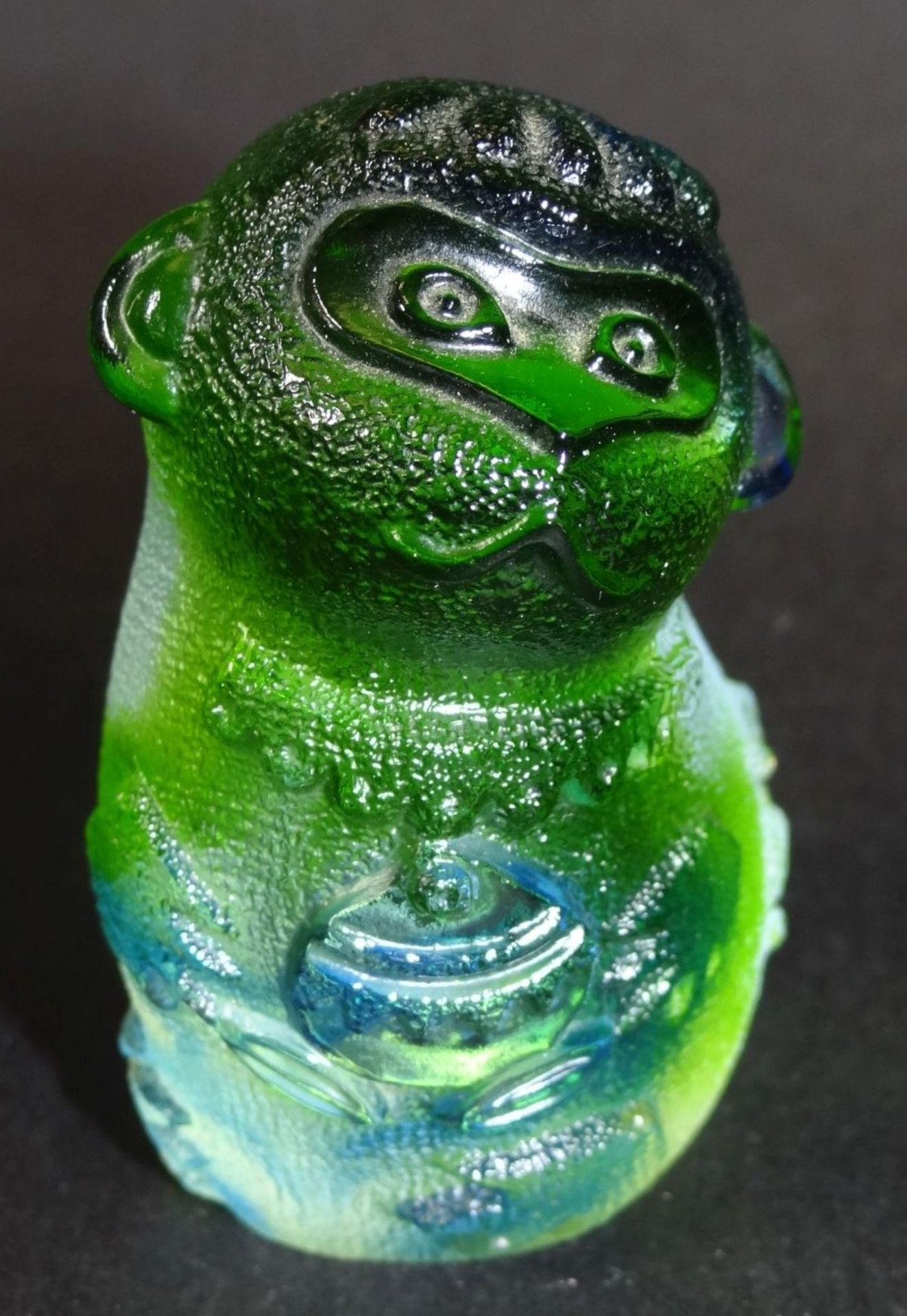 Glas-Affe, chines. gemarkt, in Boden Ritzsignatur, H-8 cm