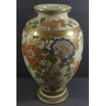 Vase, Japan, mit Blumen und Golddekor, H-30 cm