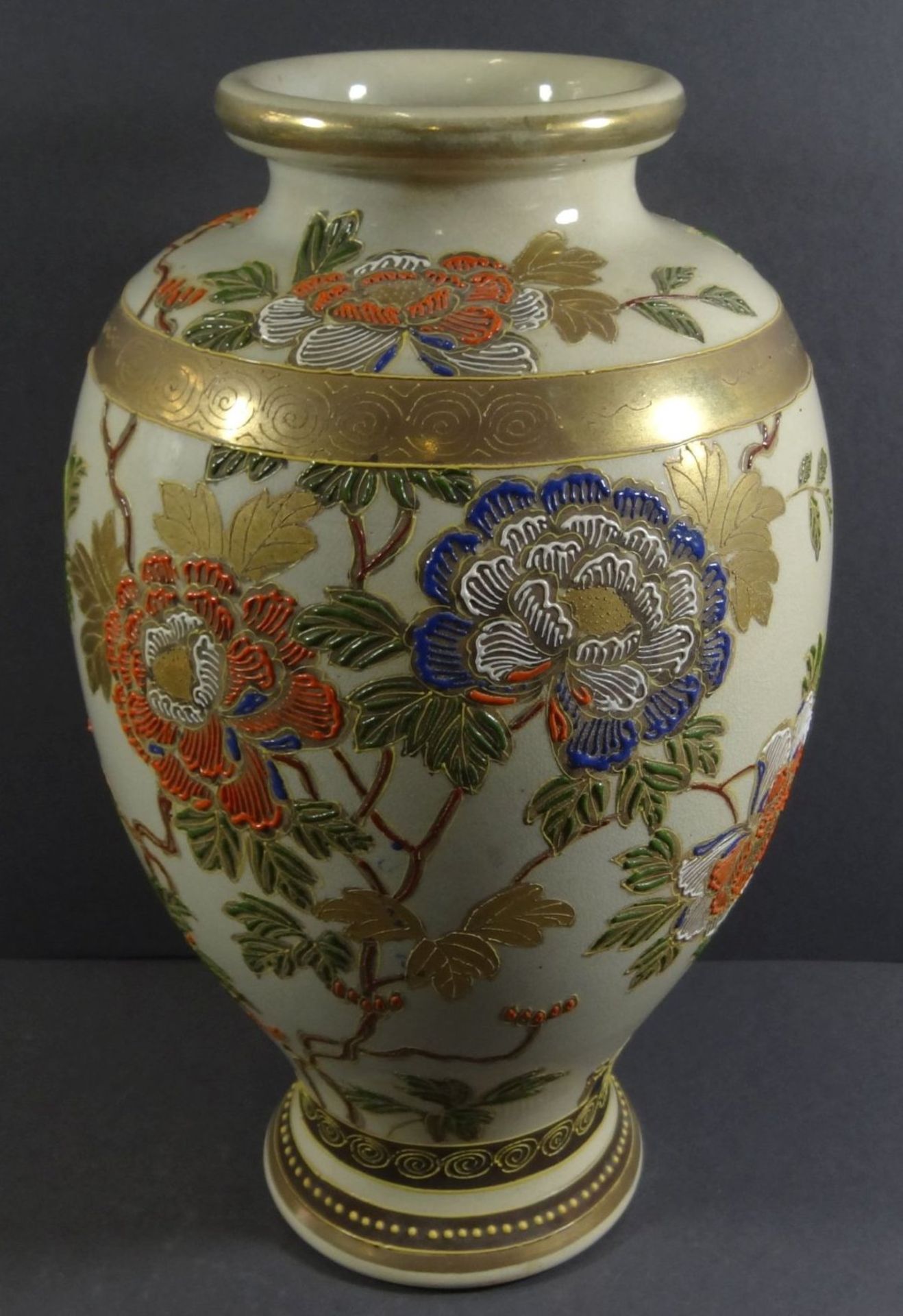 Vase, Japan, mit Blumen und Golddekor, H-30 cm