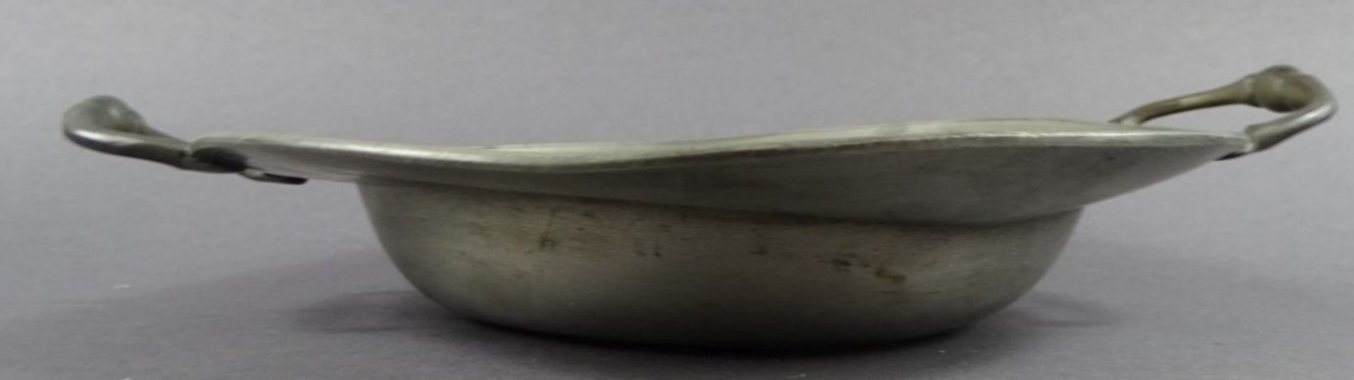 Henkelschale, Zinn,, verdellt, H-5 cm, D-22 cm - Bild 4 aus 4