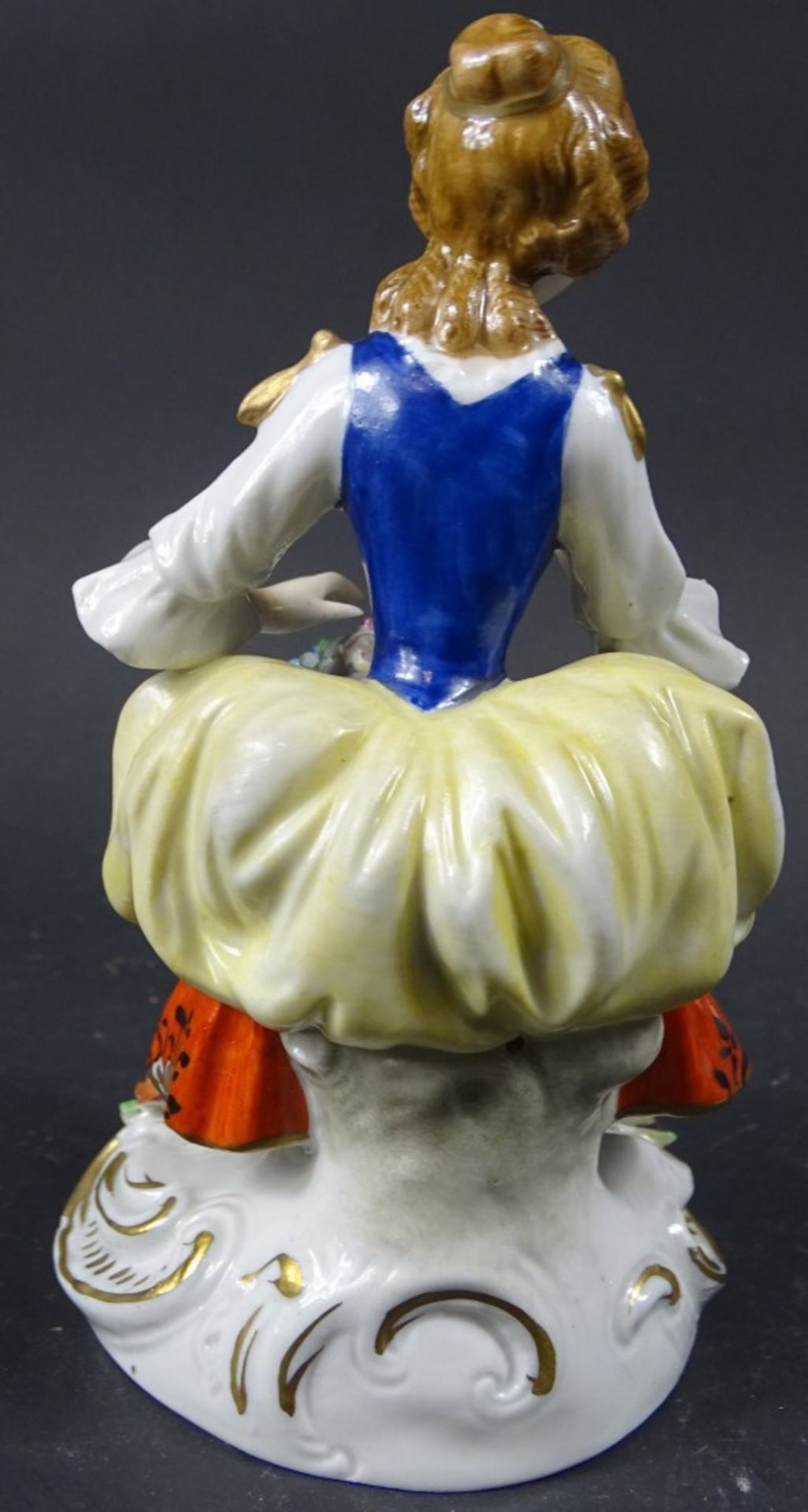 Sitzendorfer Porzellanfigur, Frau mit Hut und Blüte auf Rocaillensockel mit Goldstaffage, Unterseite - Bild 3 aus 7