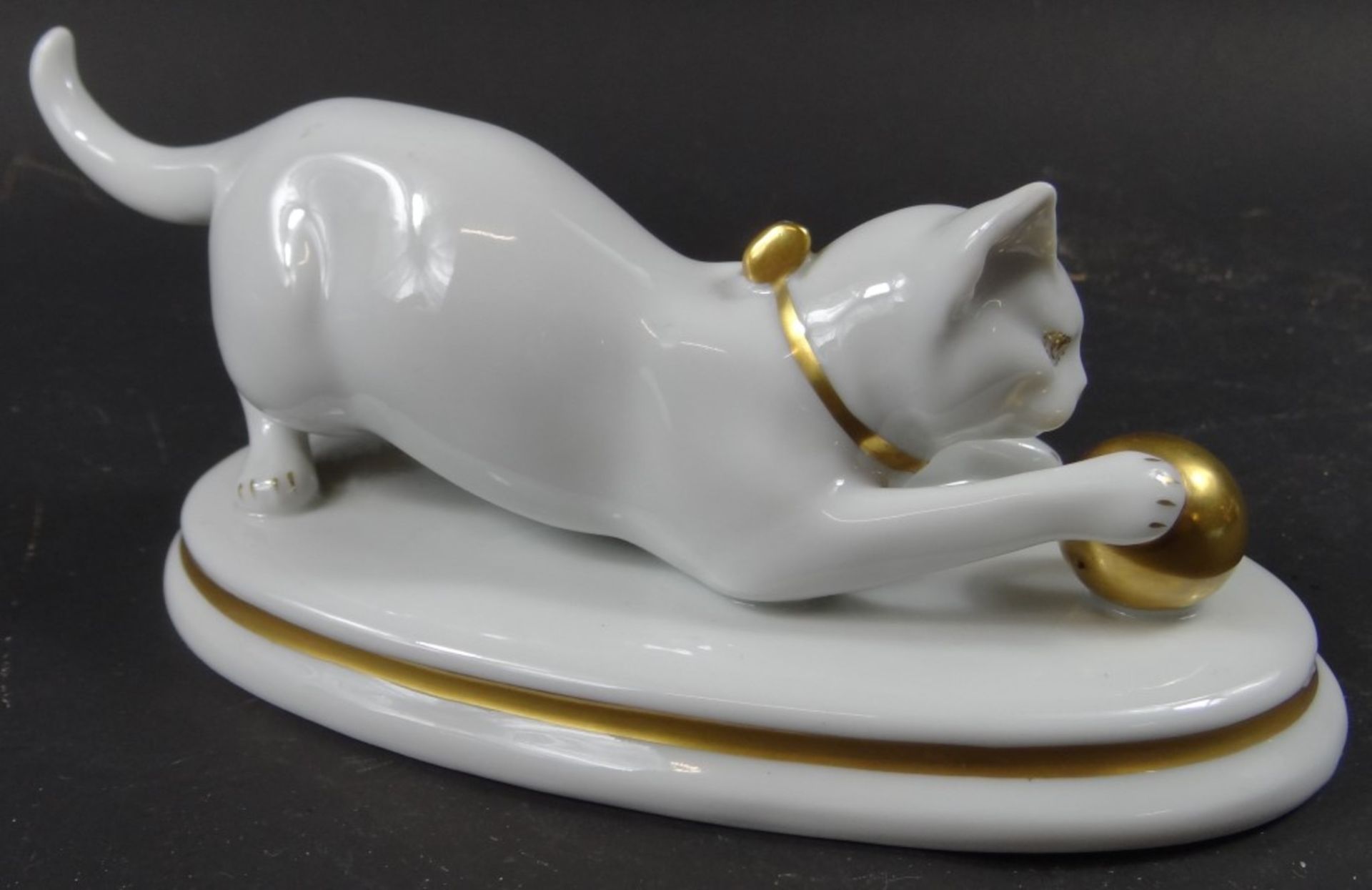 Porzellanfigur, Katze mit Ball, ca. 1930, Metzler & Orloff, Mod.nr. 4204, H. 7,8 cm, Länge Basis: 17 - Bild 2 aus 6